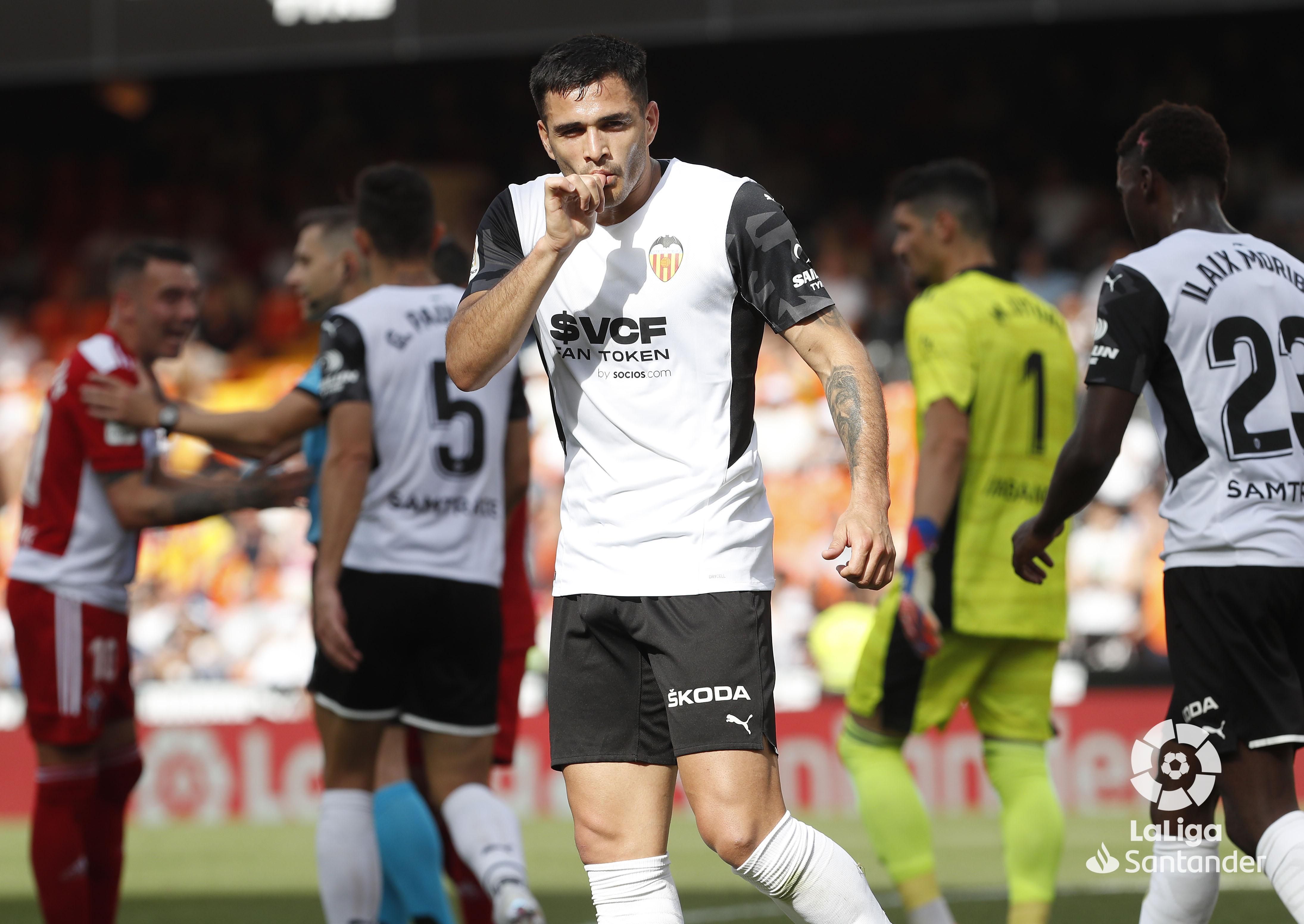 Maxi Gómez celebra su gol durante el Valencia-Celta.