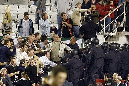  La Policía tuvo que intervenir ante los aficionados del Tottenham.