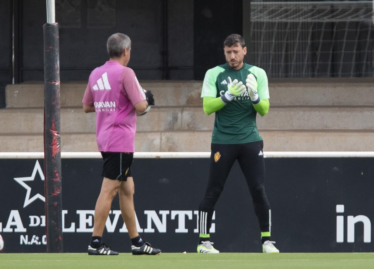 Cristian Álvarez calienta en el Real Zaragoza.