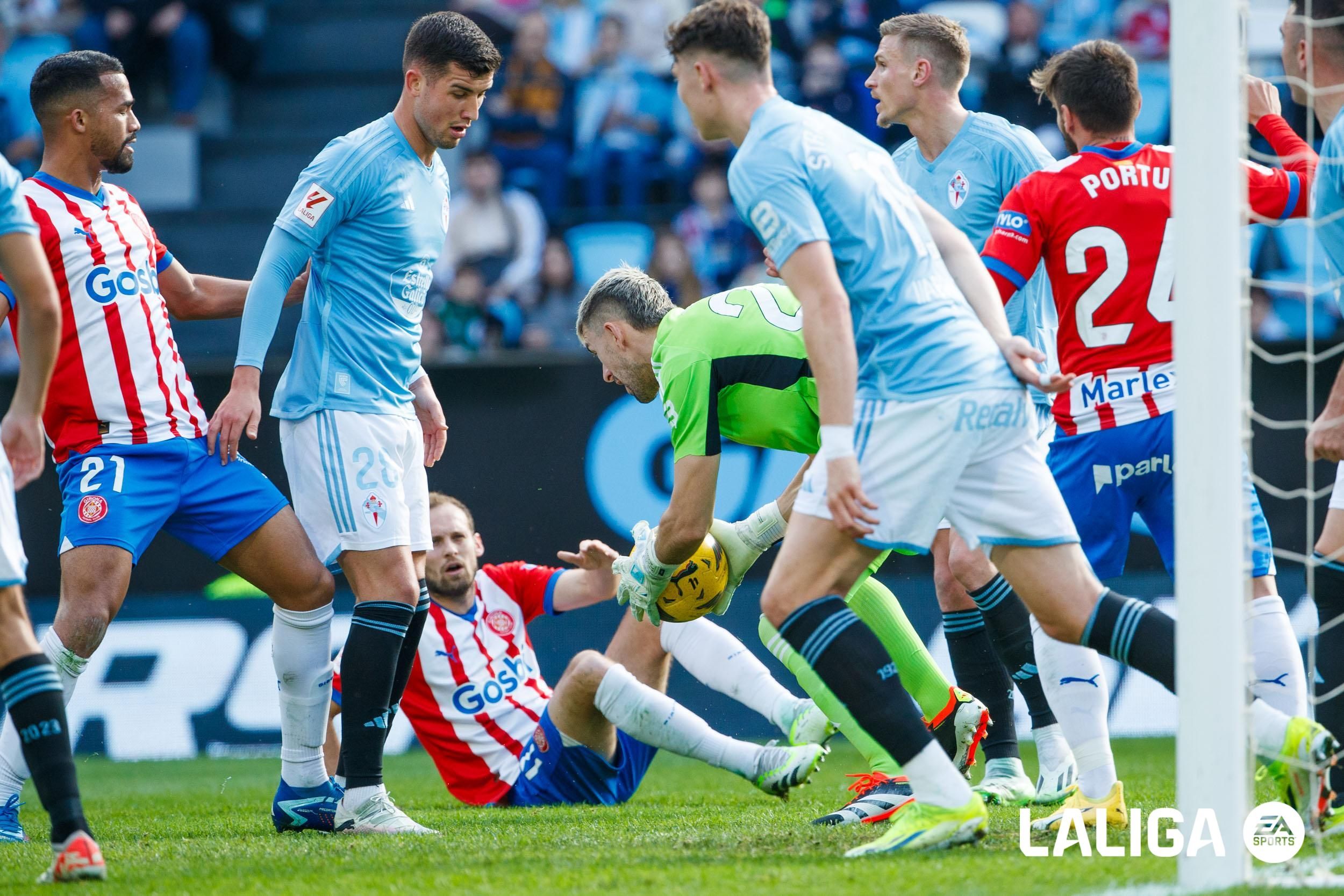 Guaita detiene un balón en el Celta - Girona.