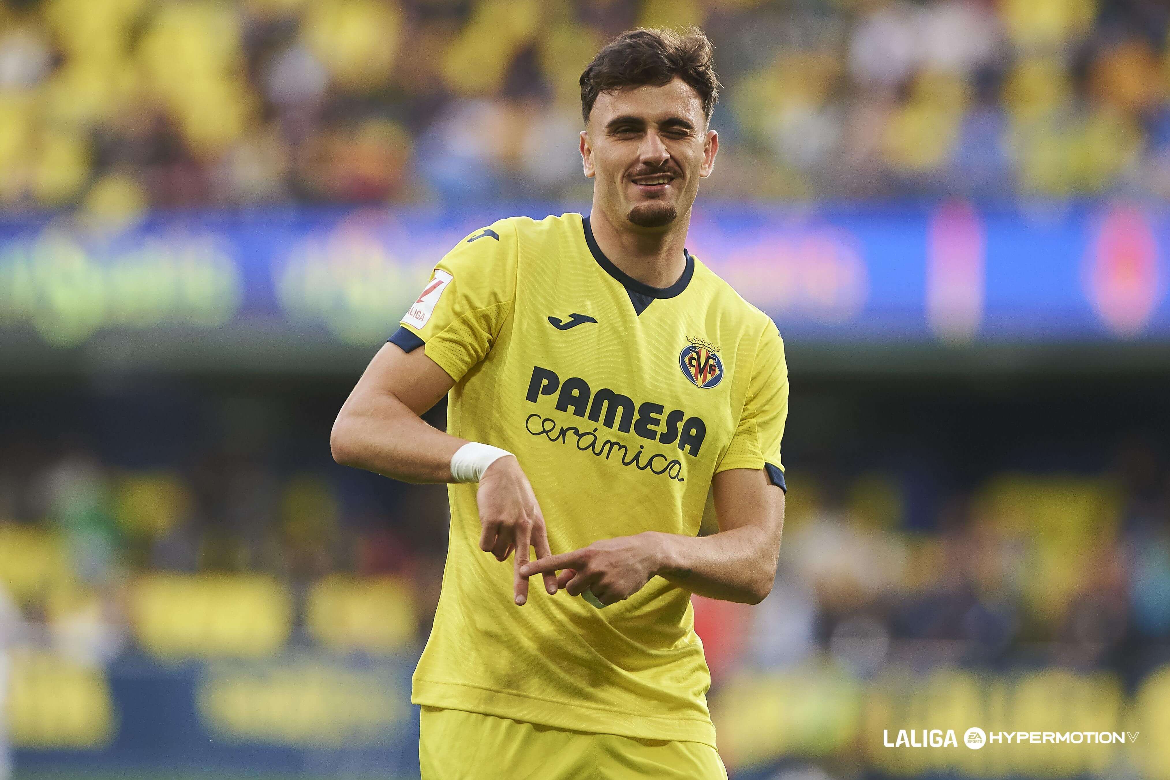  Álex Forés celebra un gol con el Villarreal.