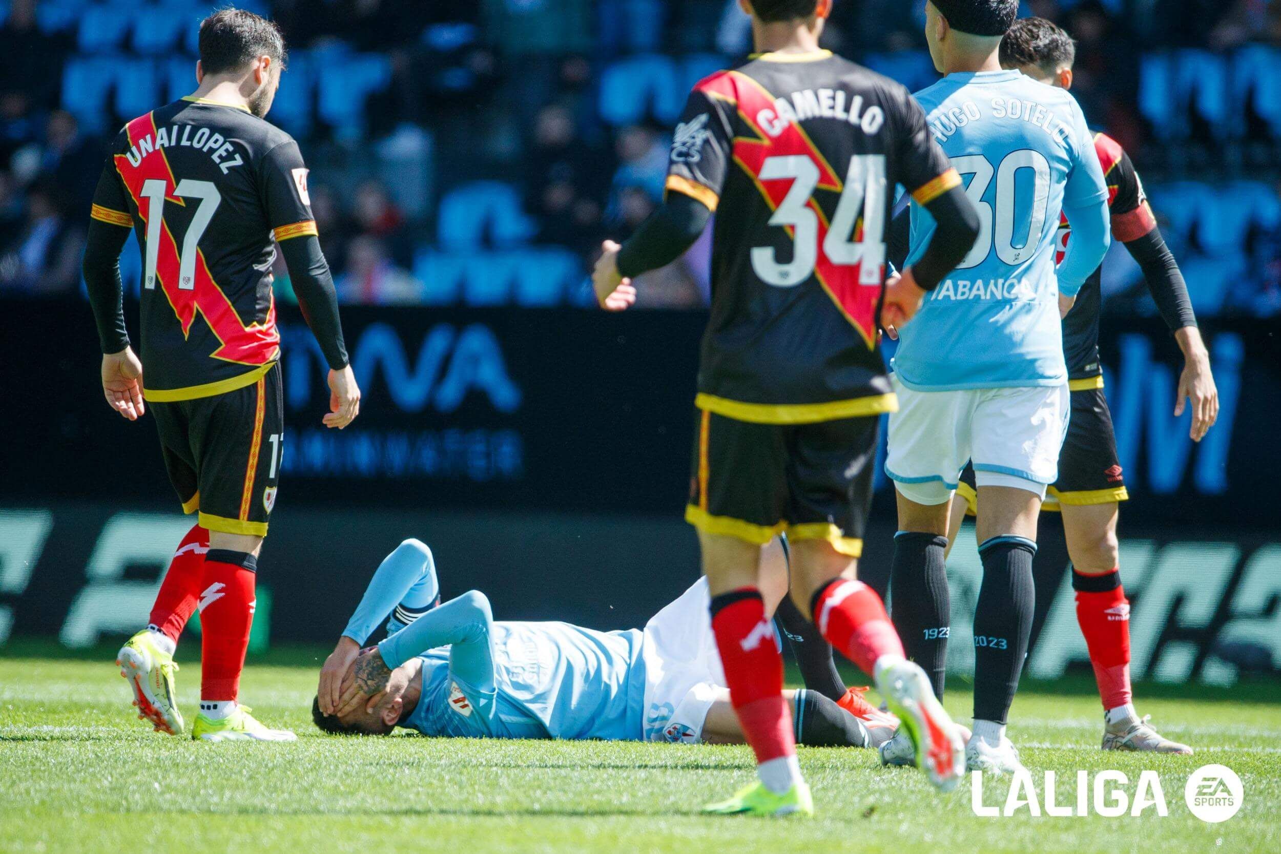 Aspas en el suelo durante el Celta - Rayo Vallecano.