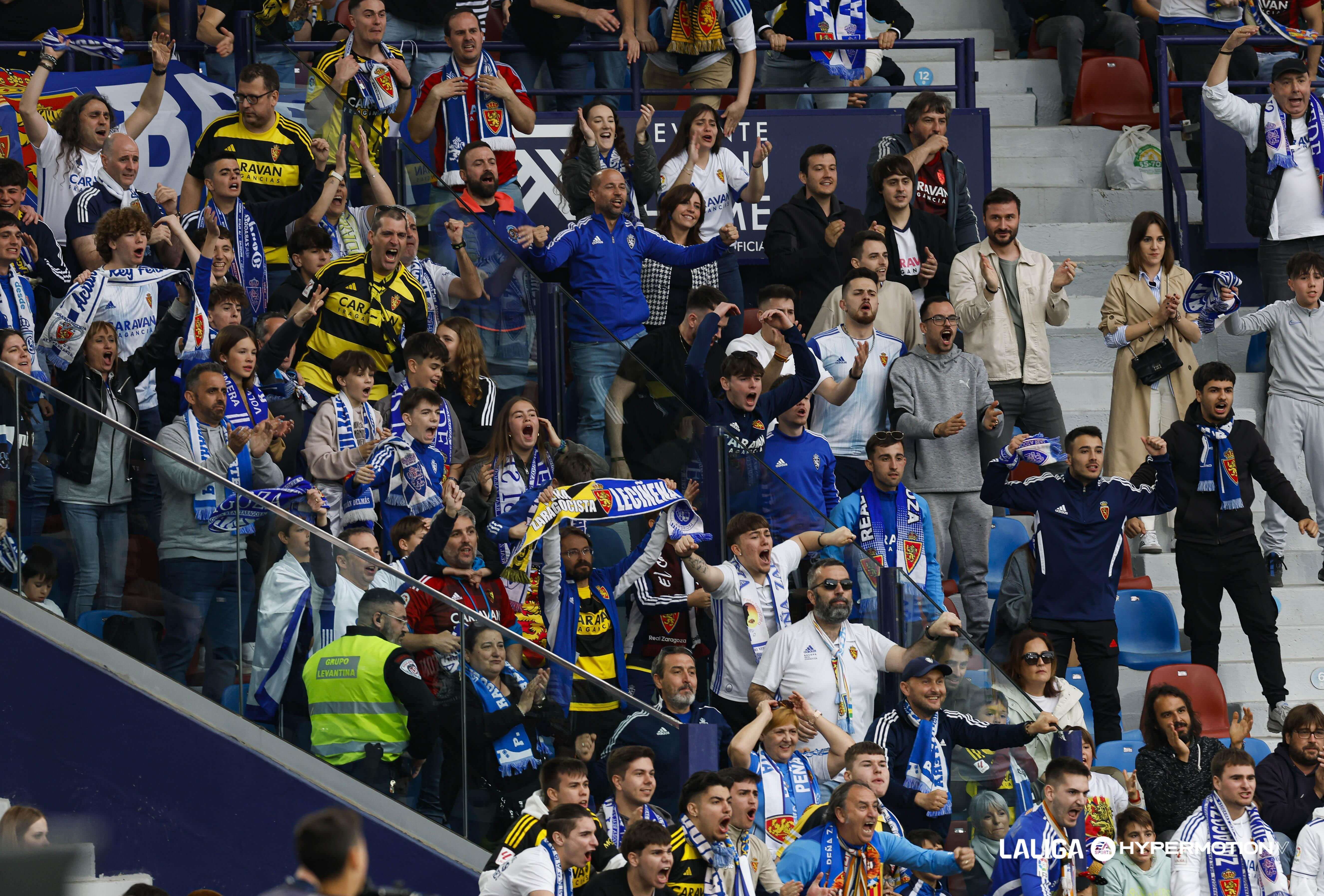 Aficionados del Real Zaragoza en el Ciutat de València.
