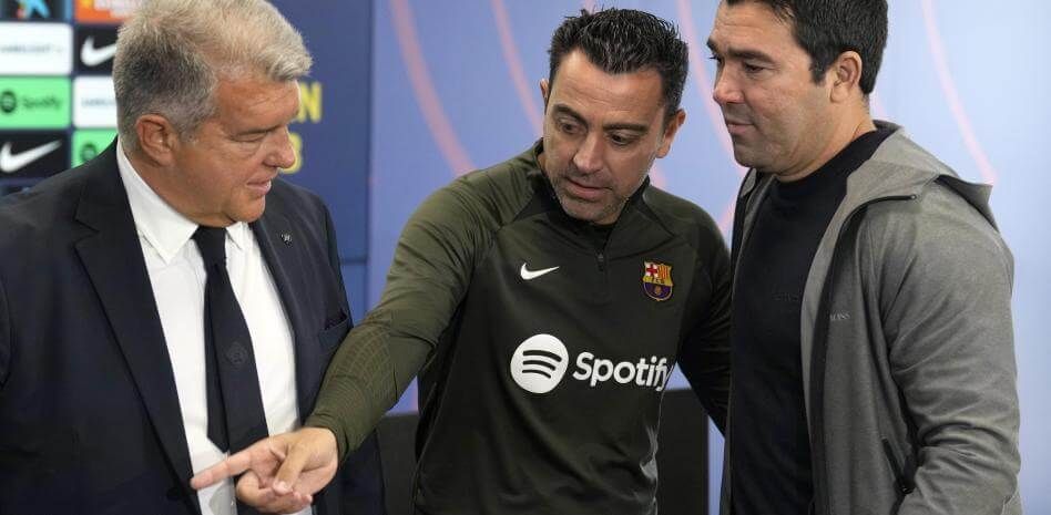 Joan Laporta, Xavi Hernández y Deco, en sala de prensa.