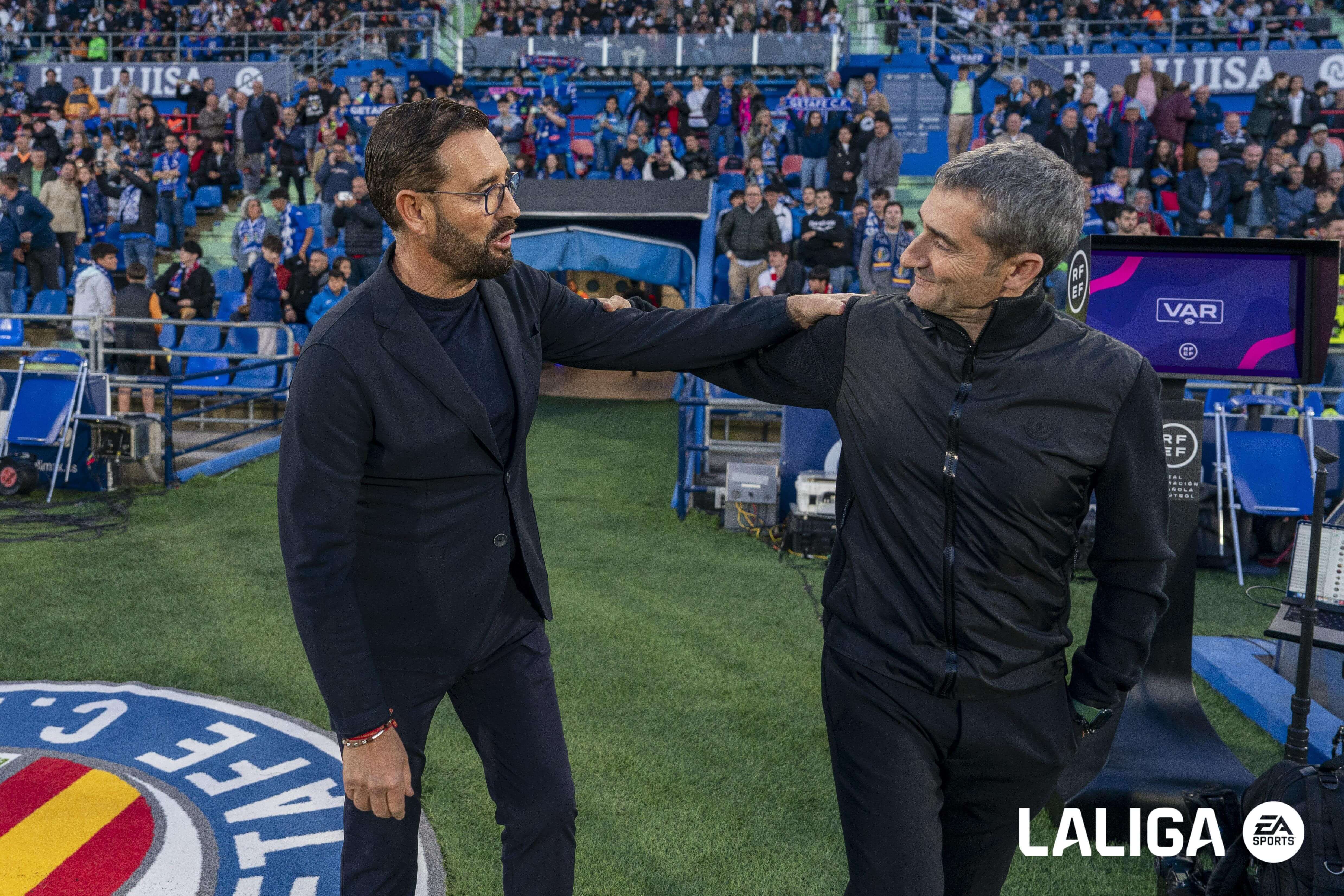 Saludo entre Ernesto Valverde y José Bordalás antes del Getafe-Athletic en el Coliseum.