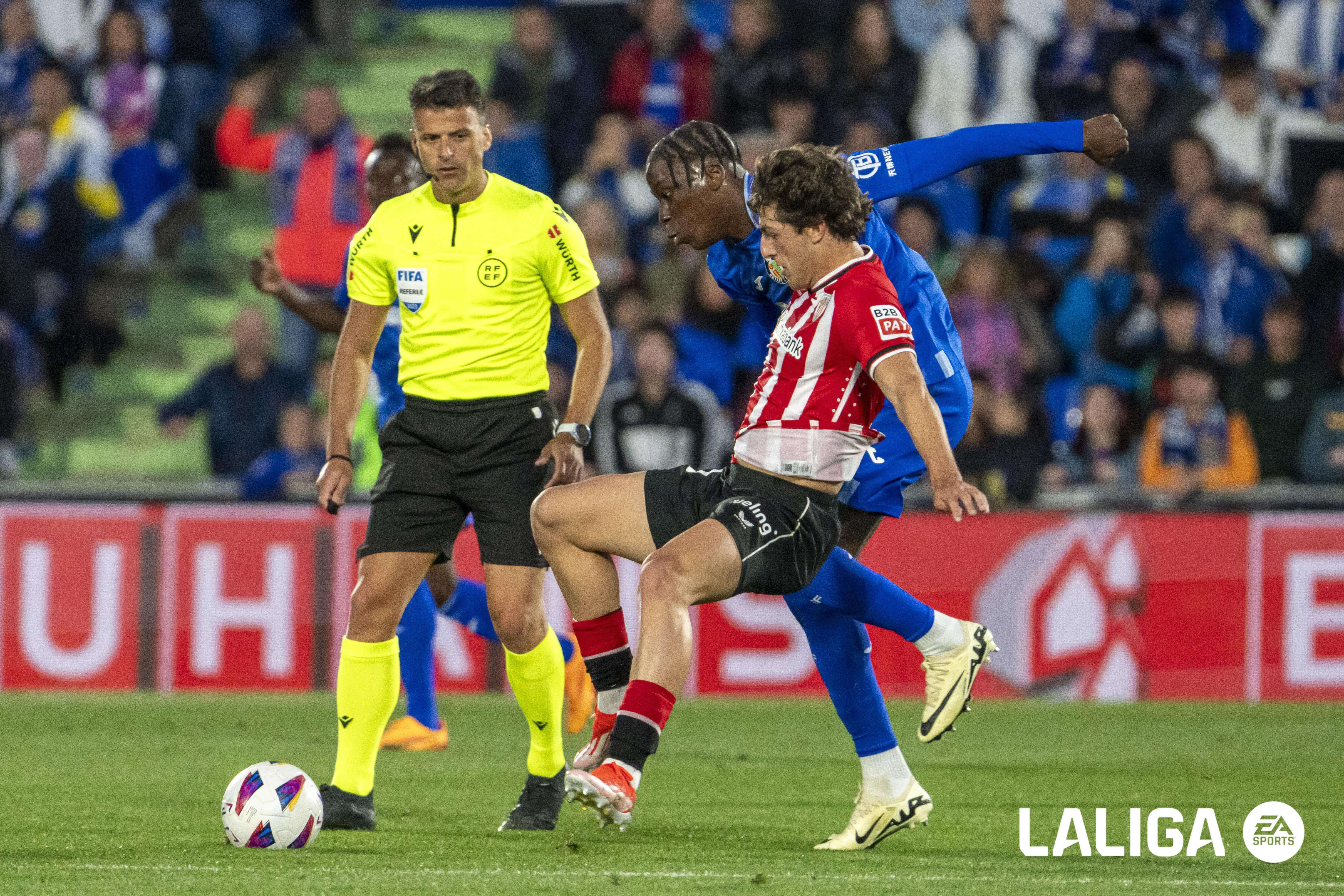  Jesús Gil Manzano vigila una acción del Getafe - Athletic.