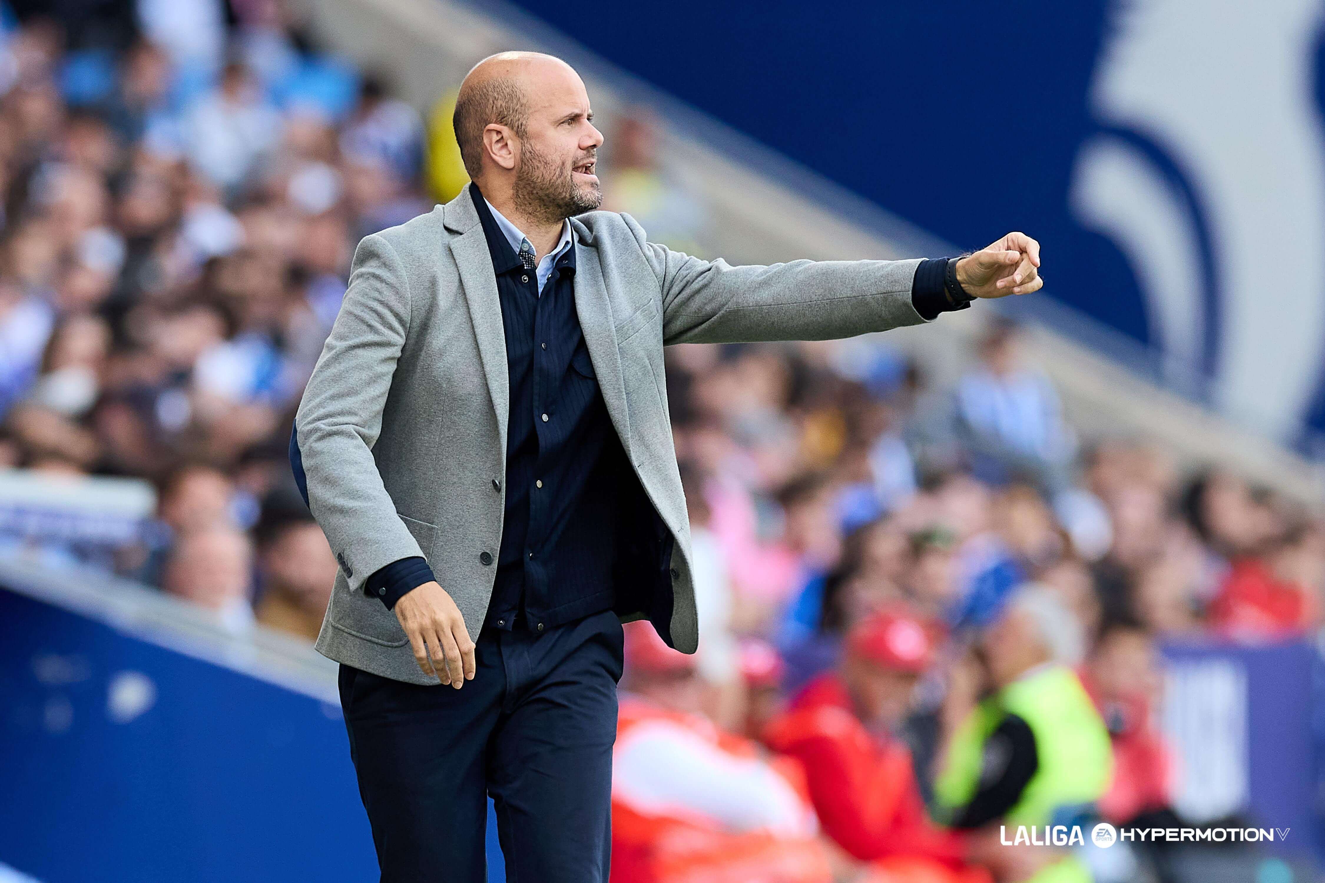 Miguel Ángel Ramírez da instrucciones en el Espanyol - Sporting.