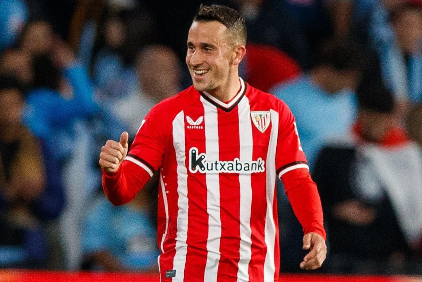  La afición ha dejado claro que quiere a Alex Berenguer, quien aquí celebra su gol olímpico en el RC Celta-Athletic Club.