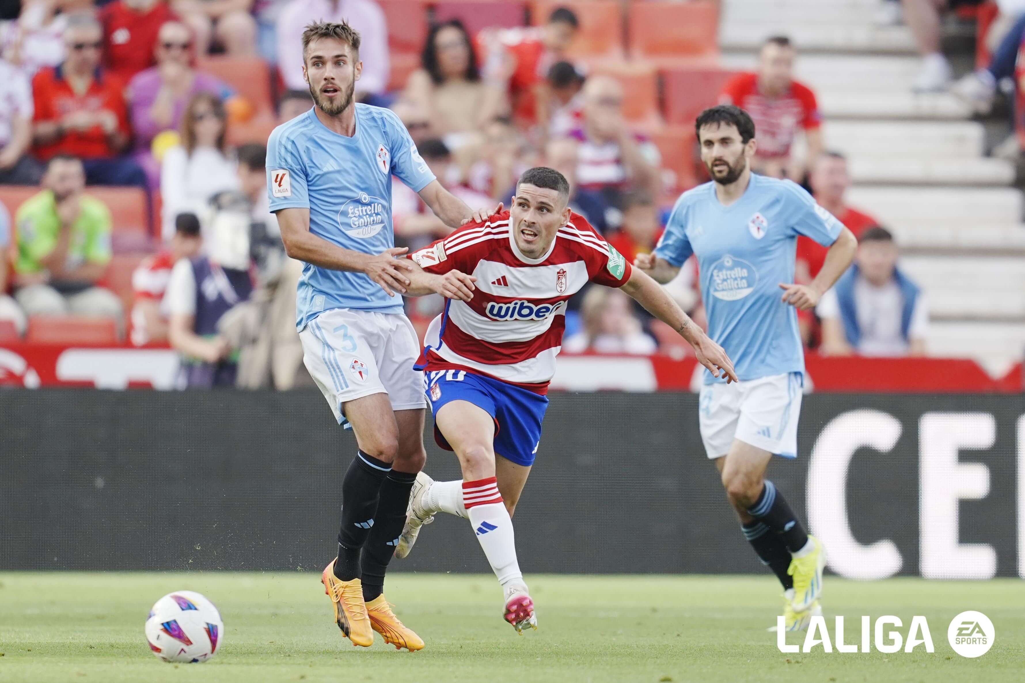  Mingueza tapando a Sergio Ruiz.