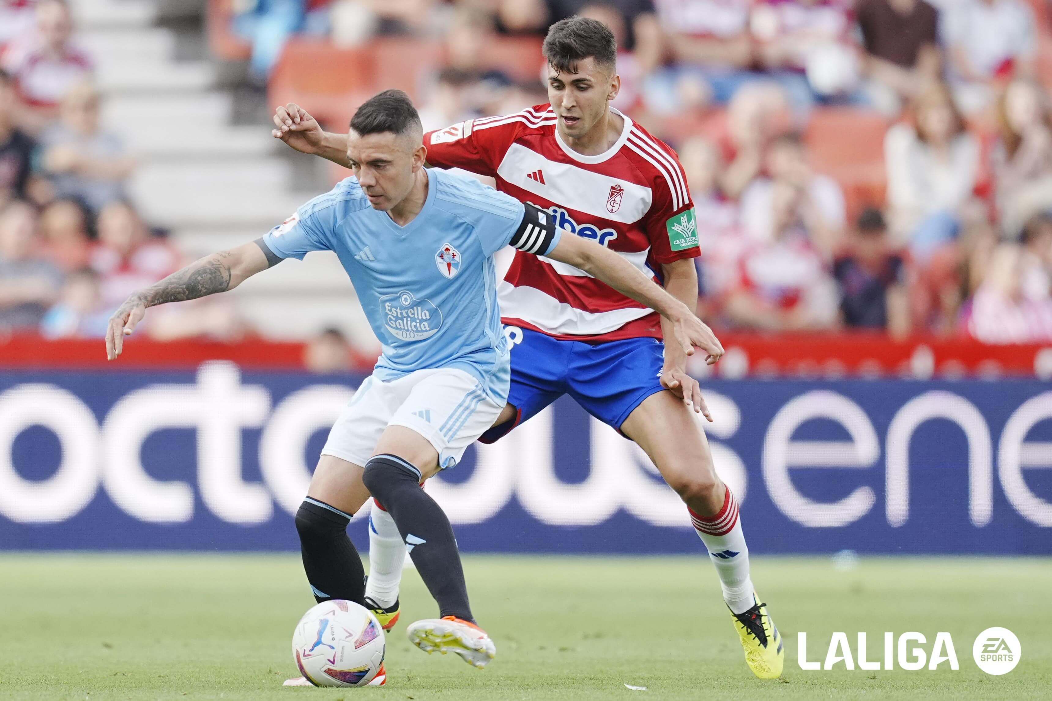  Iago Aspas ante Raúl Torrente.