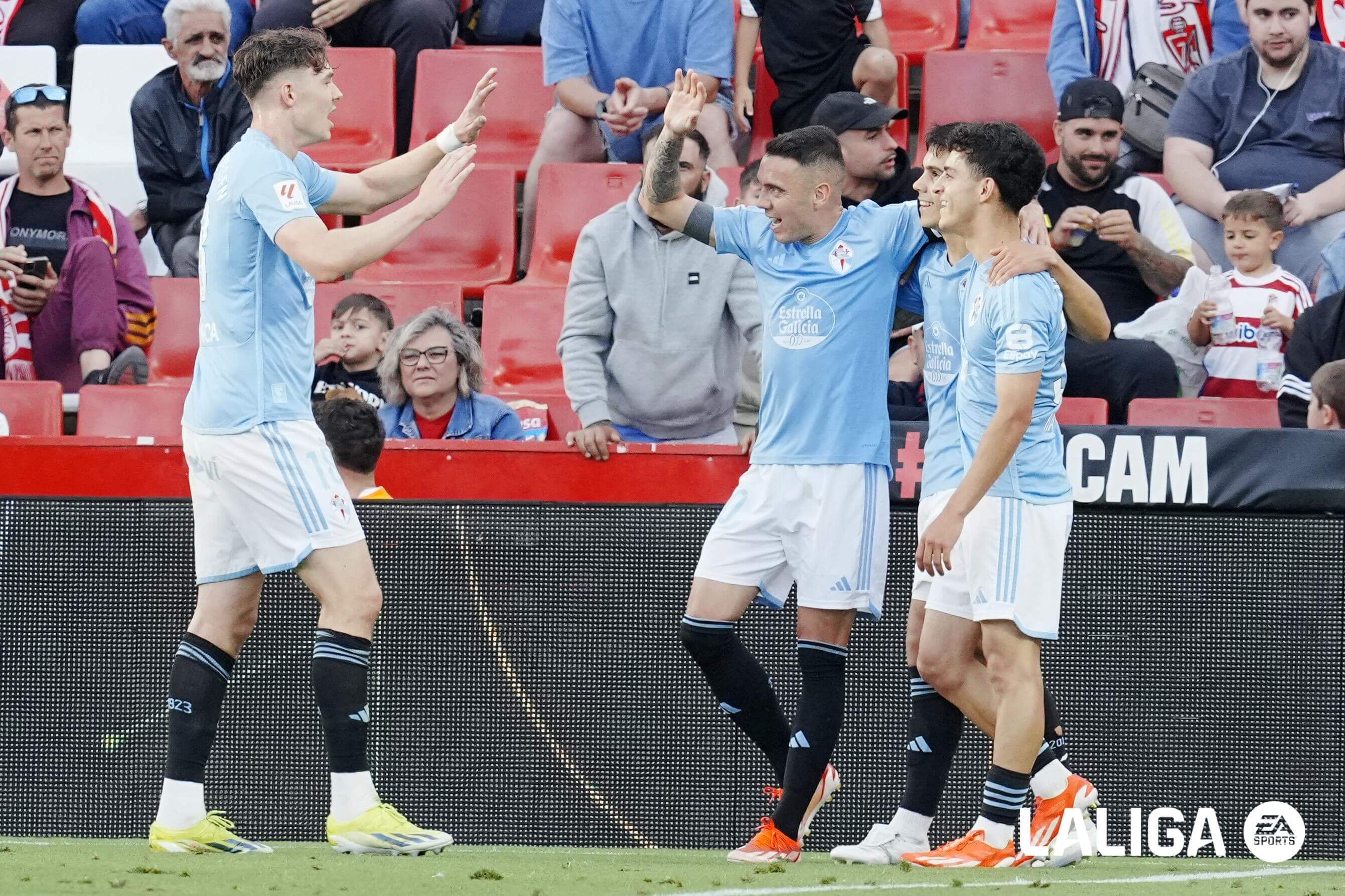 Los jugadores del Celta celebran el gol de Strand Larsen.