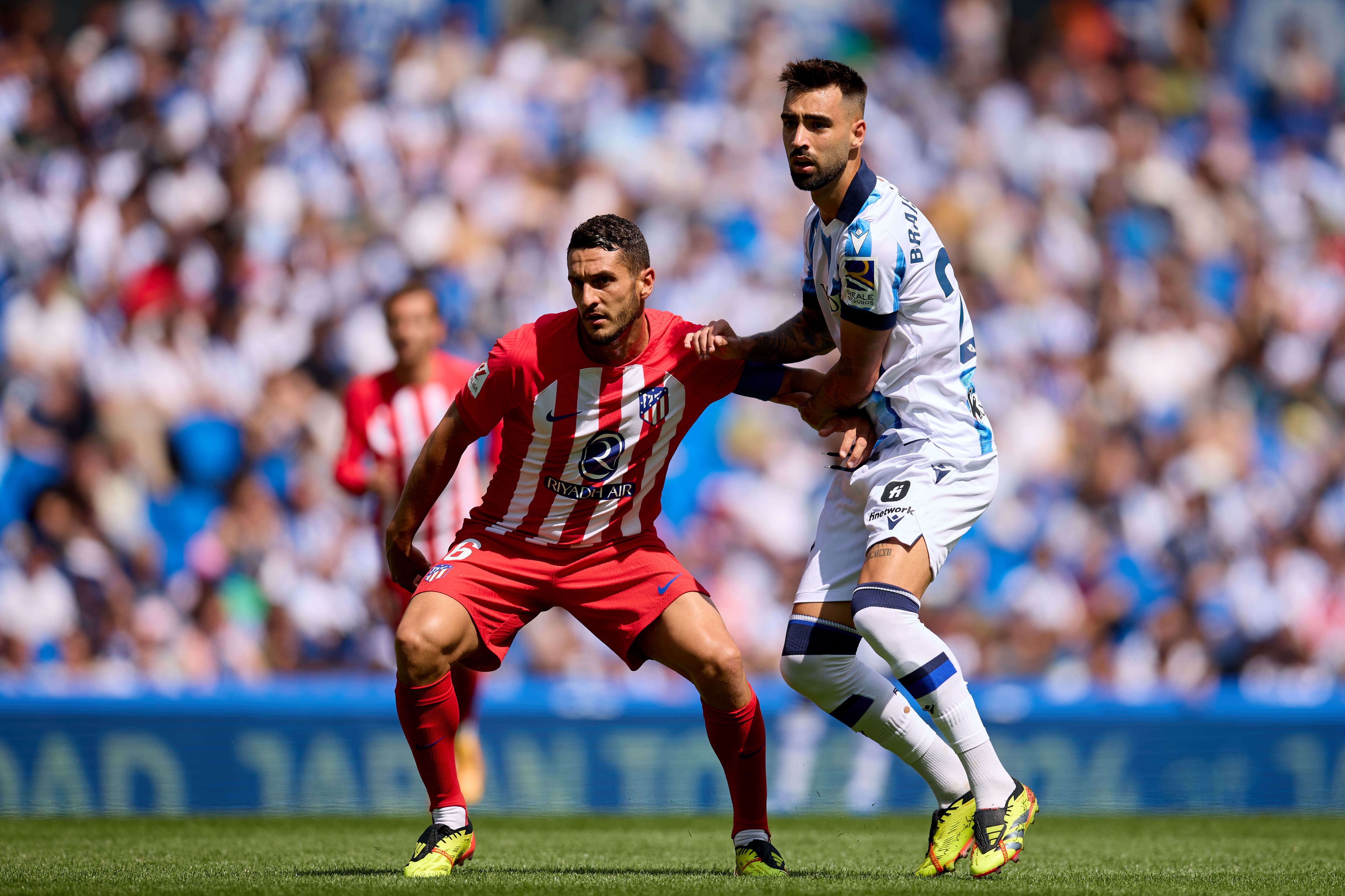  Koke, ante Brais Méndez en la visita del Atlético de Madrid a la Real Sociedad.