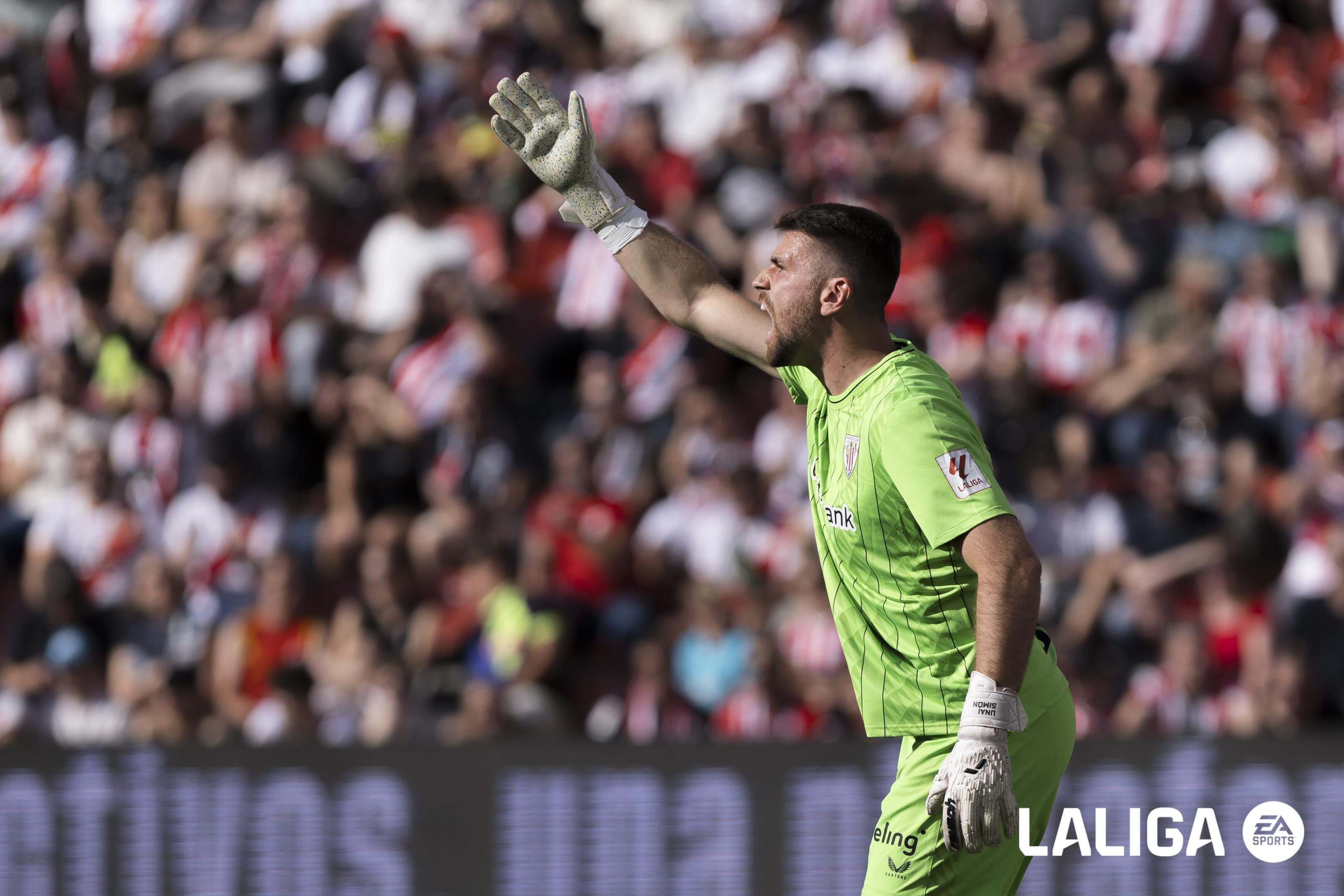 El portero Unai Simón ha peleado por alzar el Trofeo Zamora este sábado ante el Rayo en Vallecas.