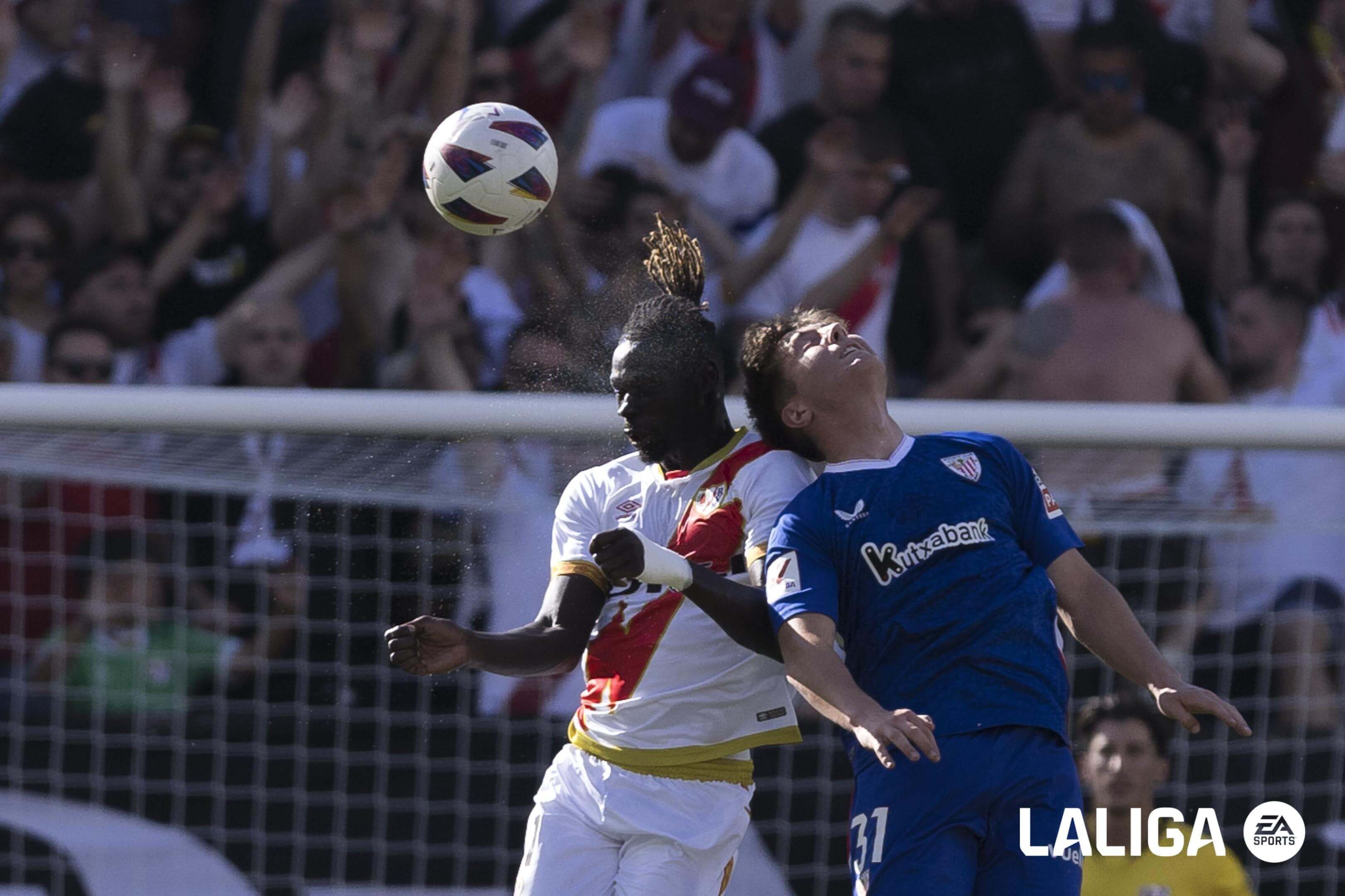  Mikel Jauregizar, del Athletic Club, pelea por arriba ante Ciss del Rayo en Vallecas.