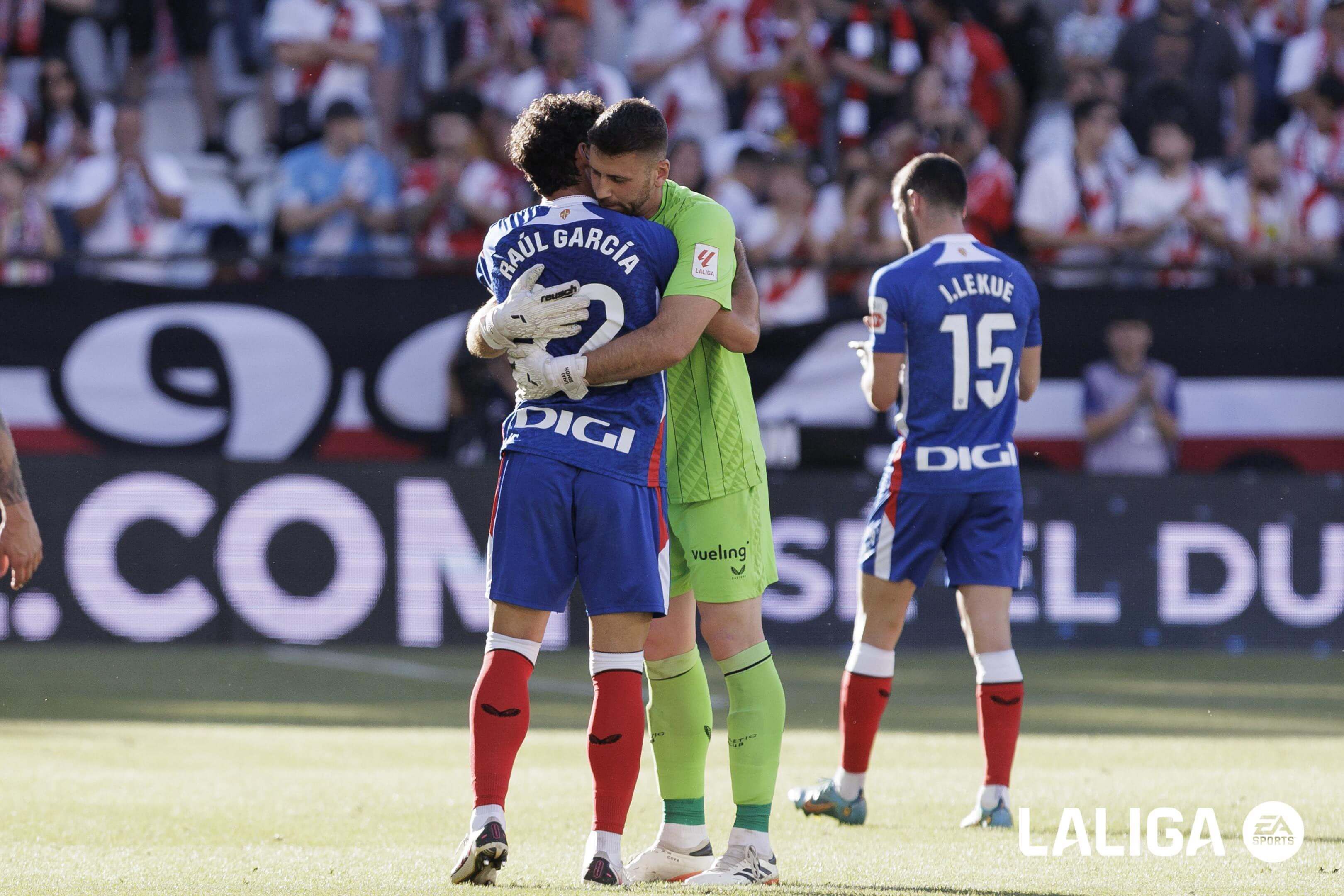 Unai Simón se abraza con Raúl García tras ganar el Zamora.