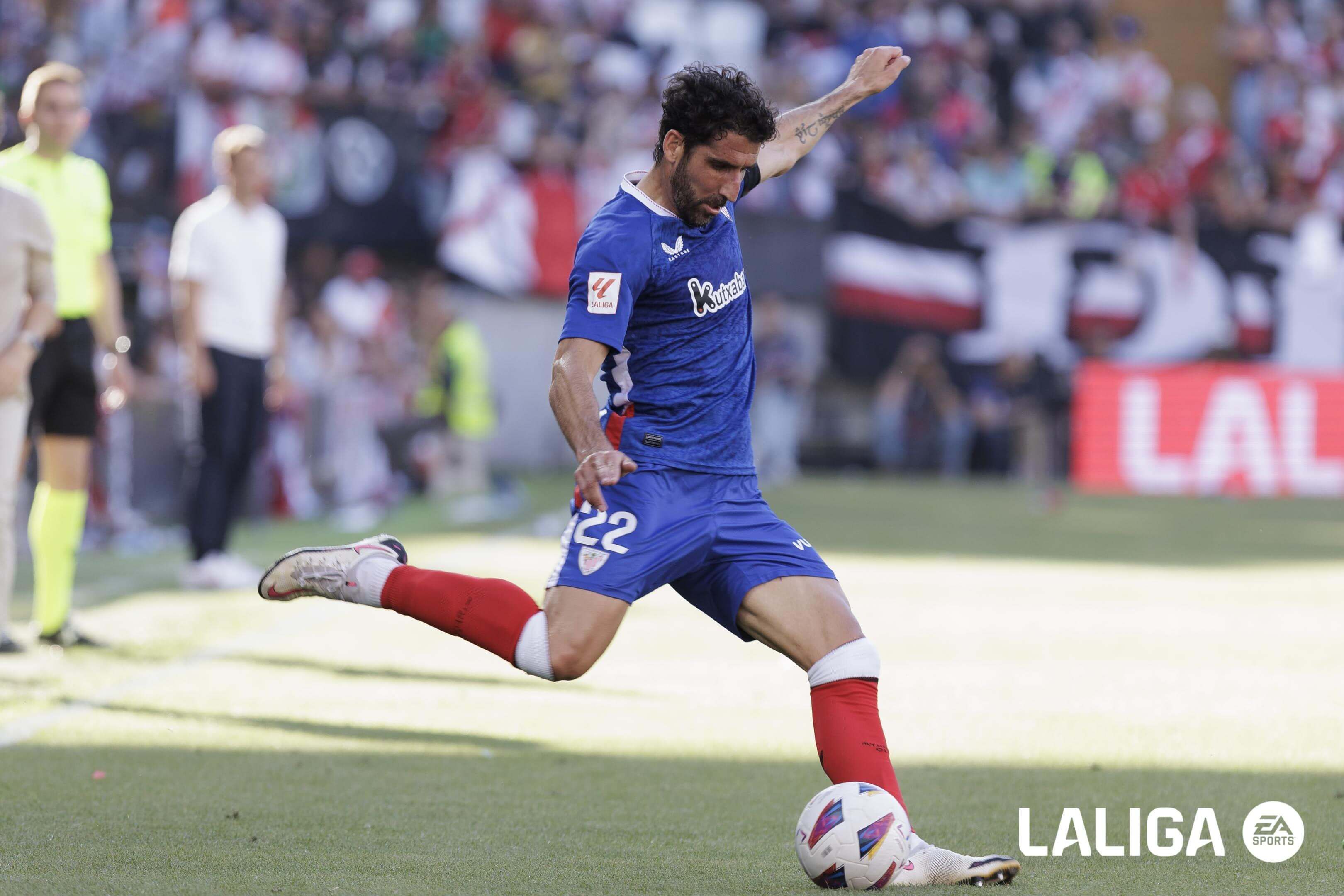 El navarro del Athletic Club Raúl García centra en la victoria ante el Rayo en Vallecas.