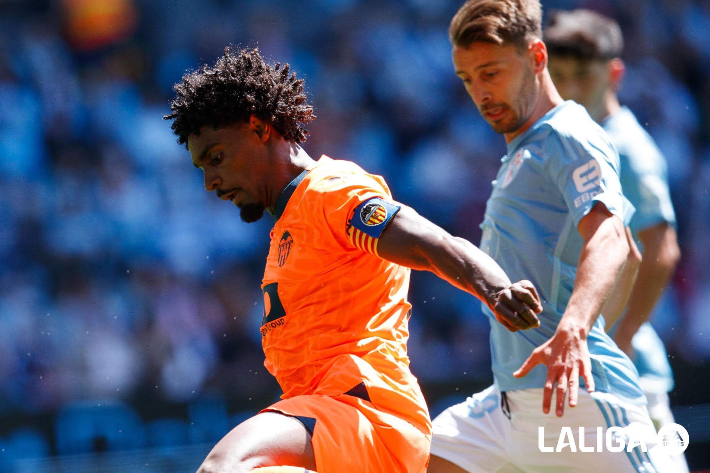  Kevin Vázquez pugna con Therry en el Celta - Valencia.