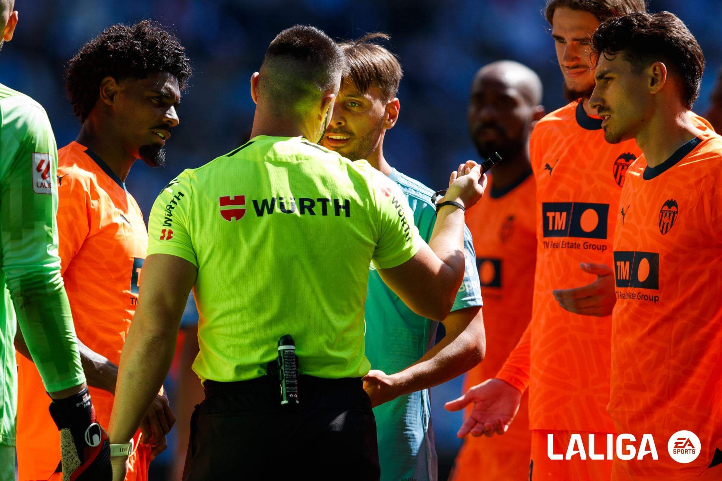  Kevin Vázquez charla con el árbitro en el Celta - Valencia.