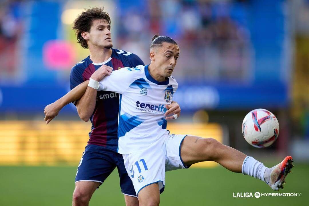 Luismi Cruz controla un balón frente al Eibar.