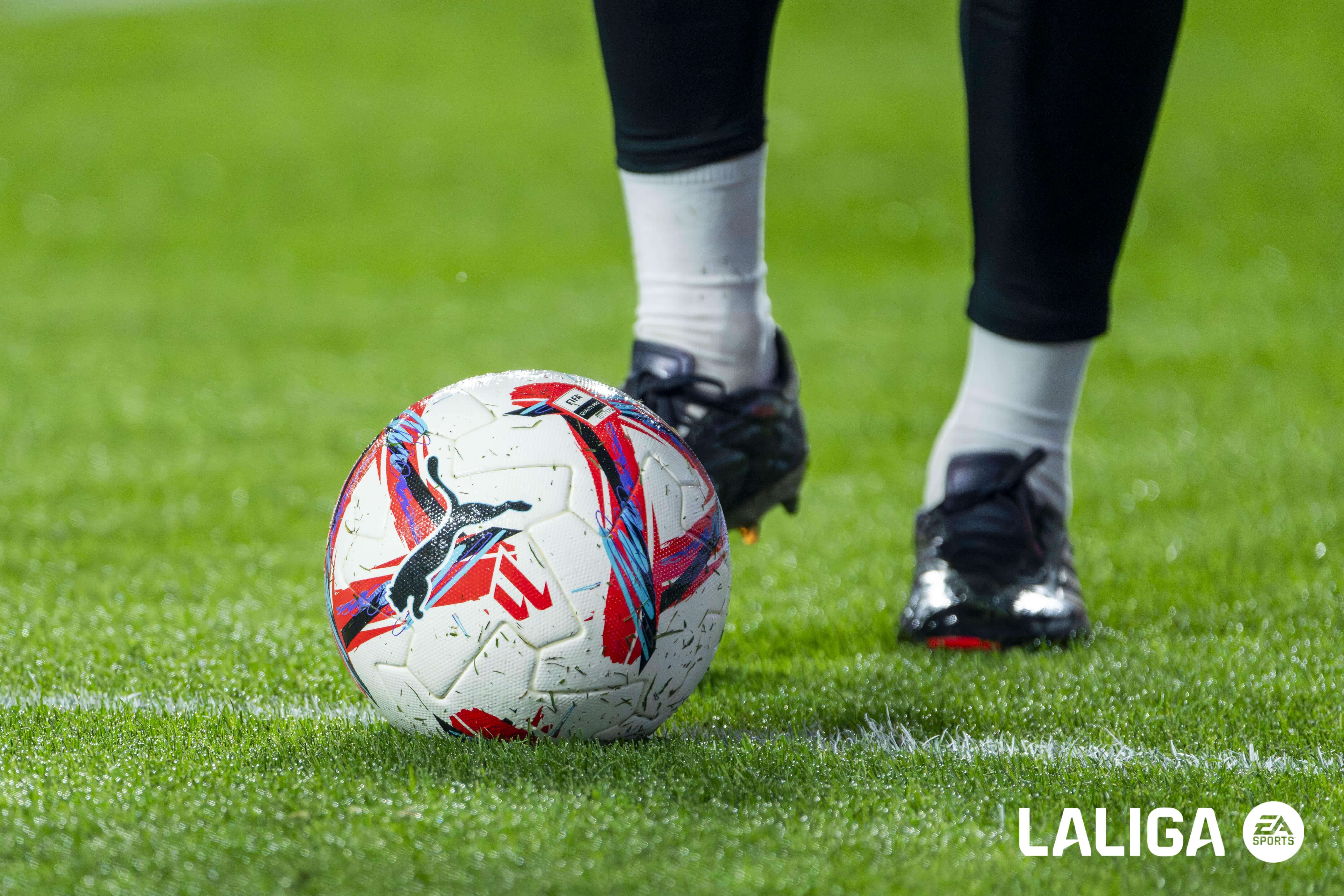  El balón de LALIGA 24/25 durante un calentamiento.