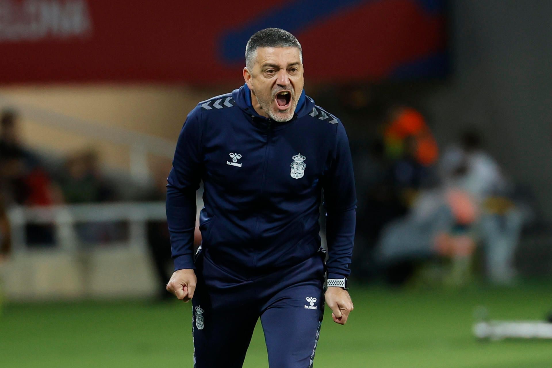 García Pimienta da indicaciones a sus jugadores en el Barcelona-Las Palmas (FOTO: EFE).