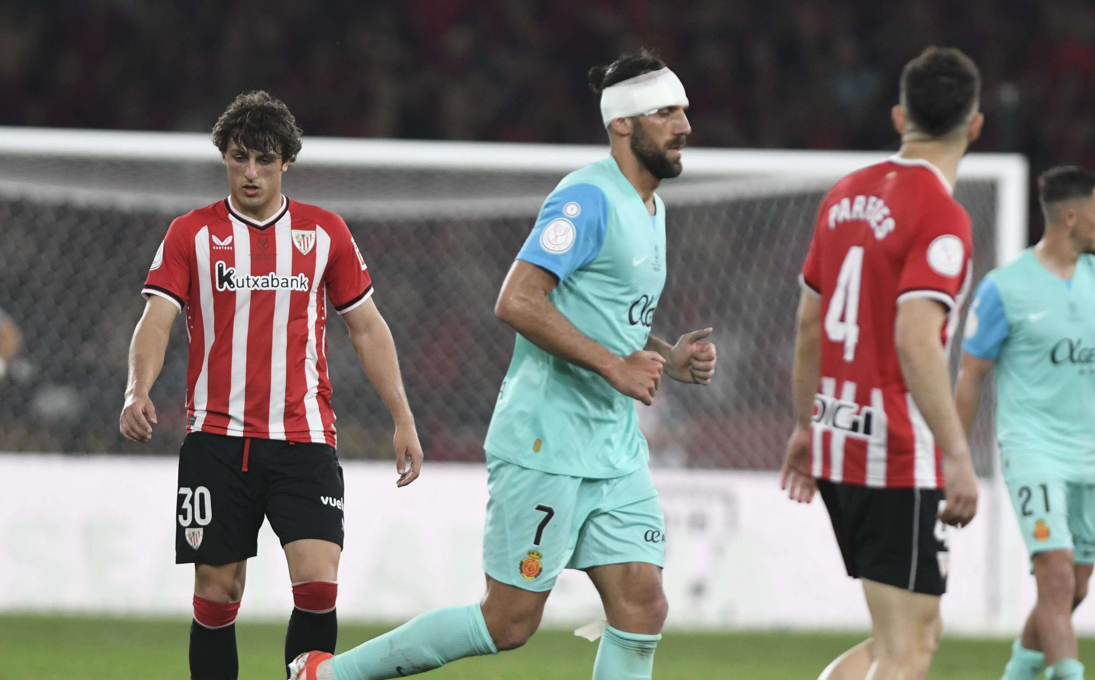  Muriqi y Unai Gómez, tras su duro encontronazo.