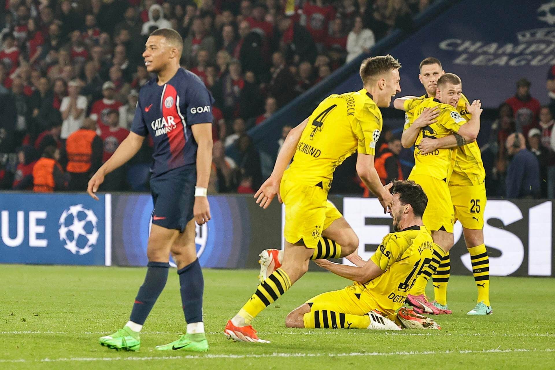 El Borussia Dortmund celebrando su gol al PSG en el Parque de los Príncipes.