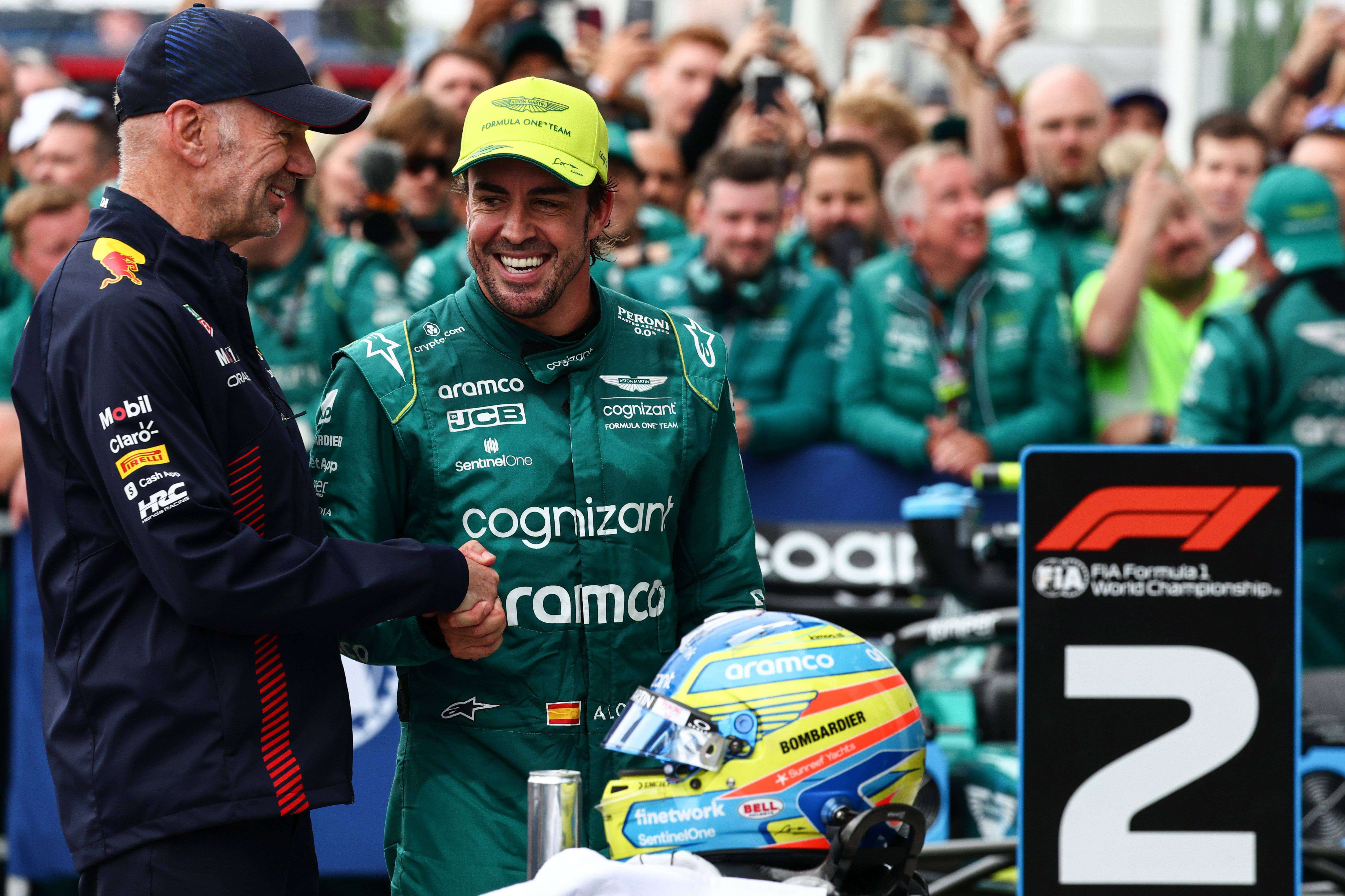 Adrian Newey y Fernando Alonso estrechan sus manos (Cordon Press)