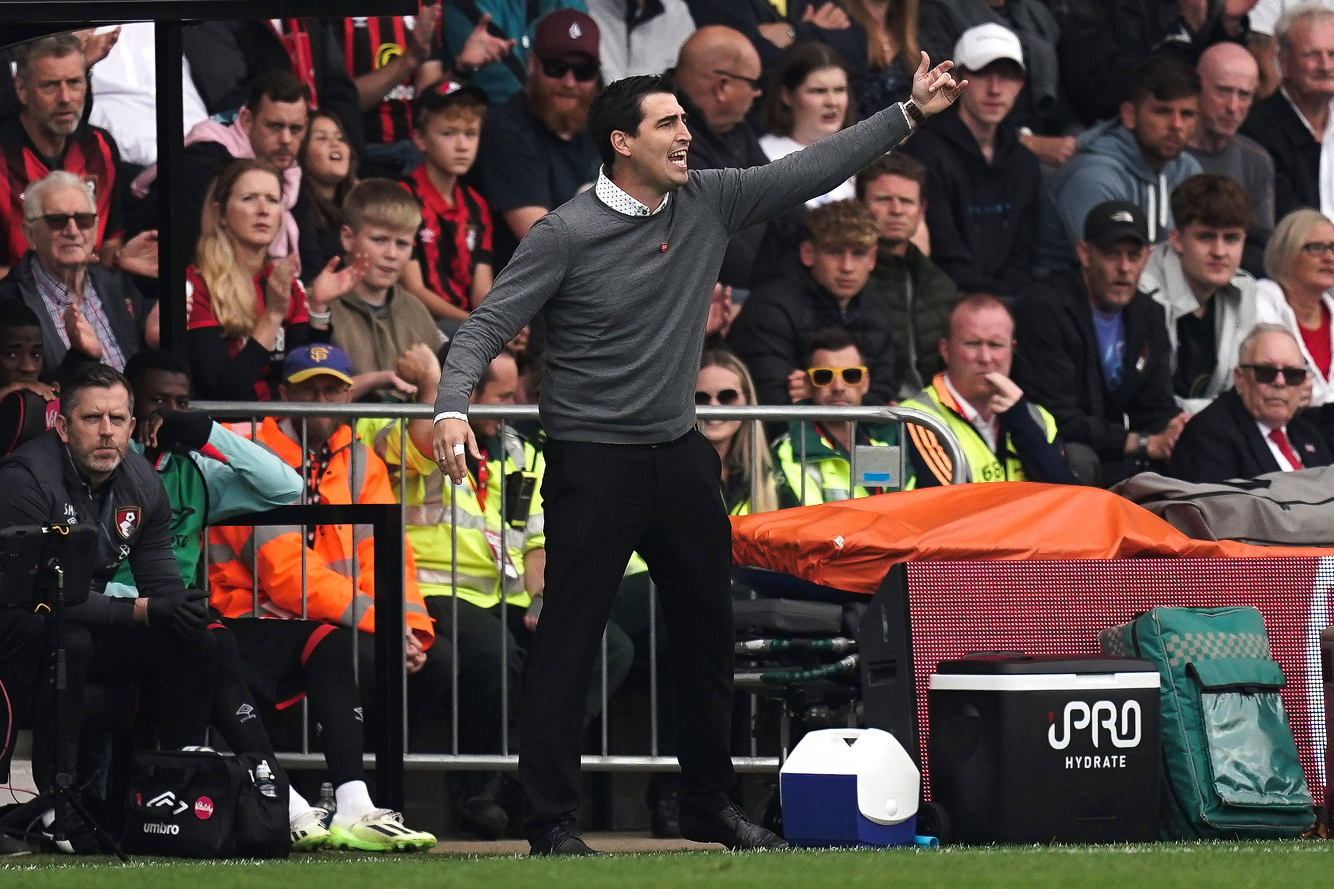 Andoni Iraola da órdenes en un partido del Bournemouth.