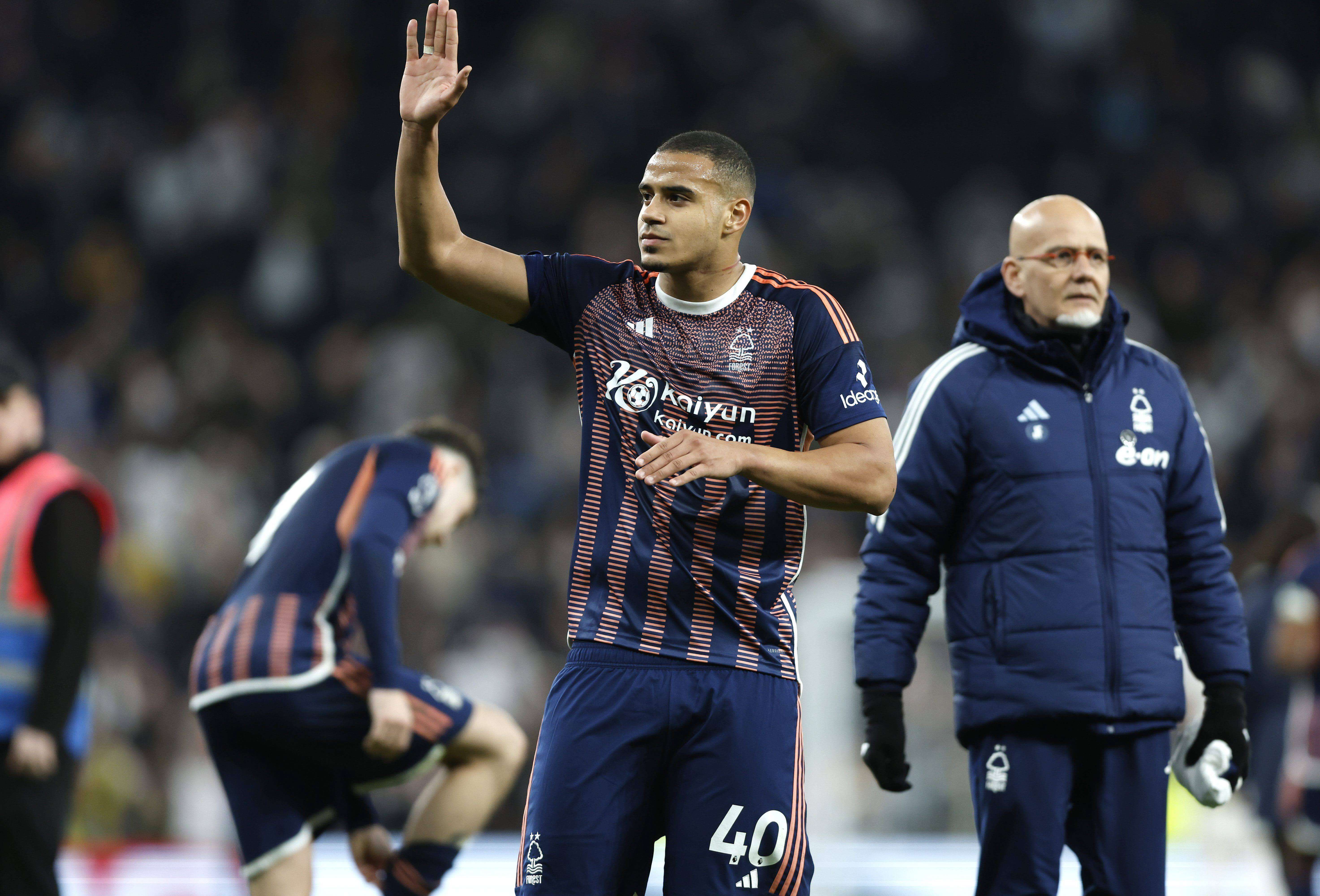  Murillo, en la órbita del Real Madrid y Barça, saluda a los aficionados en un partido del Nottingham Forest (FOTO: Cordón Press).