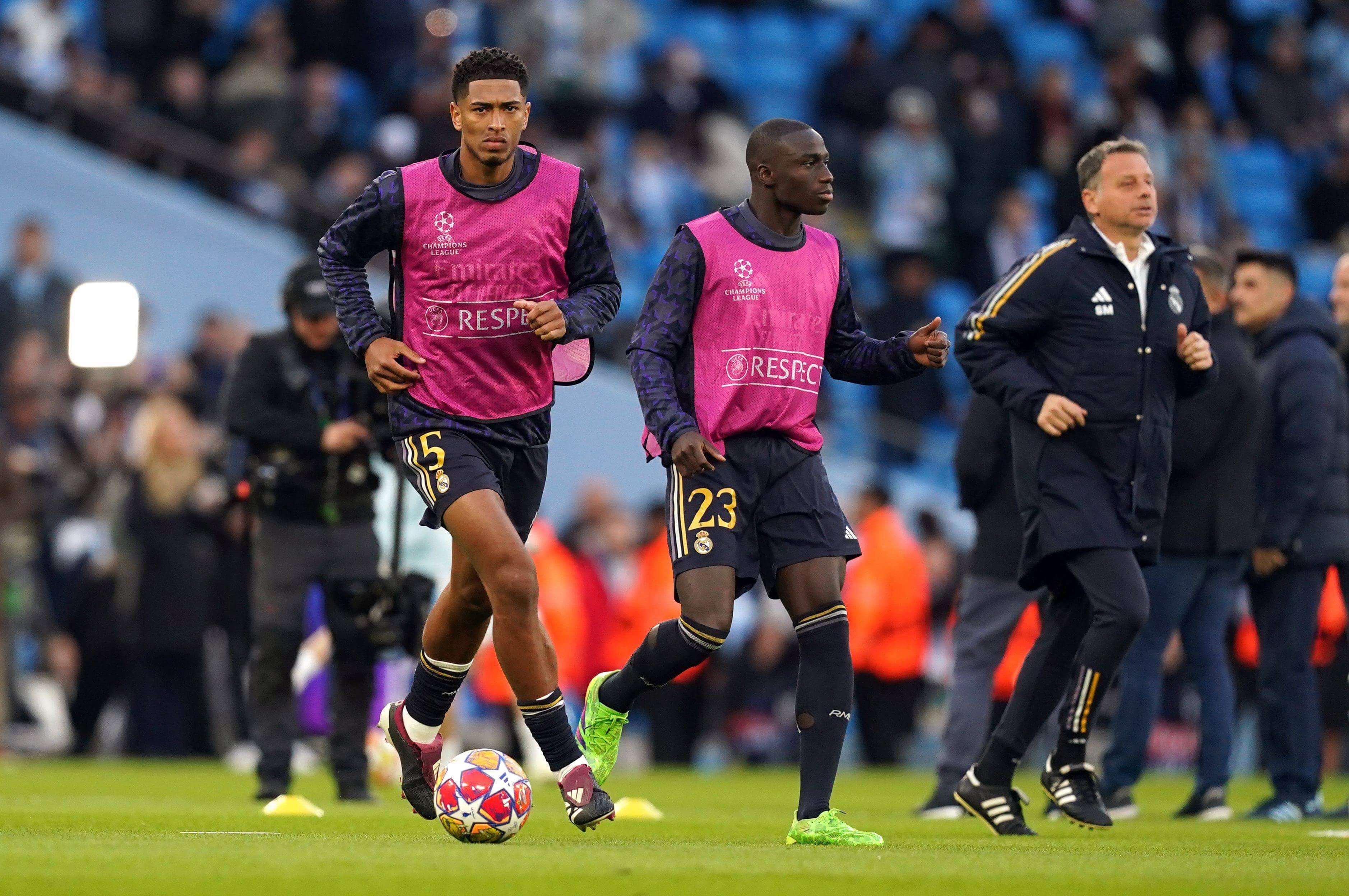  Jude Bellingham calentando en el Etihad Stadium.