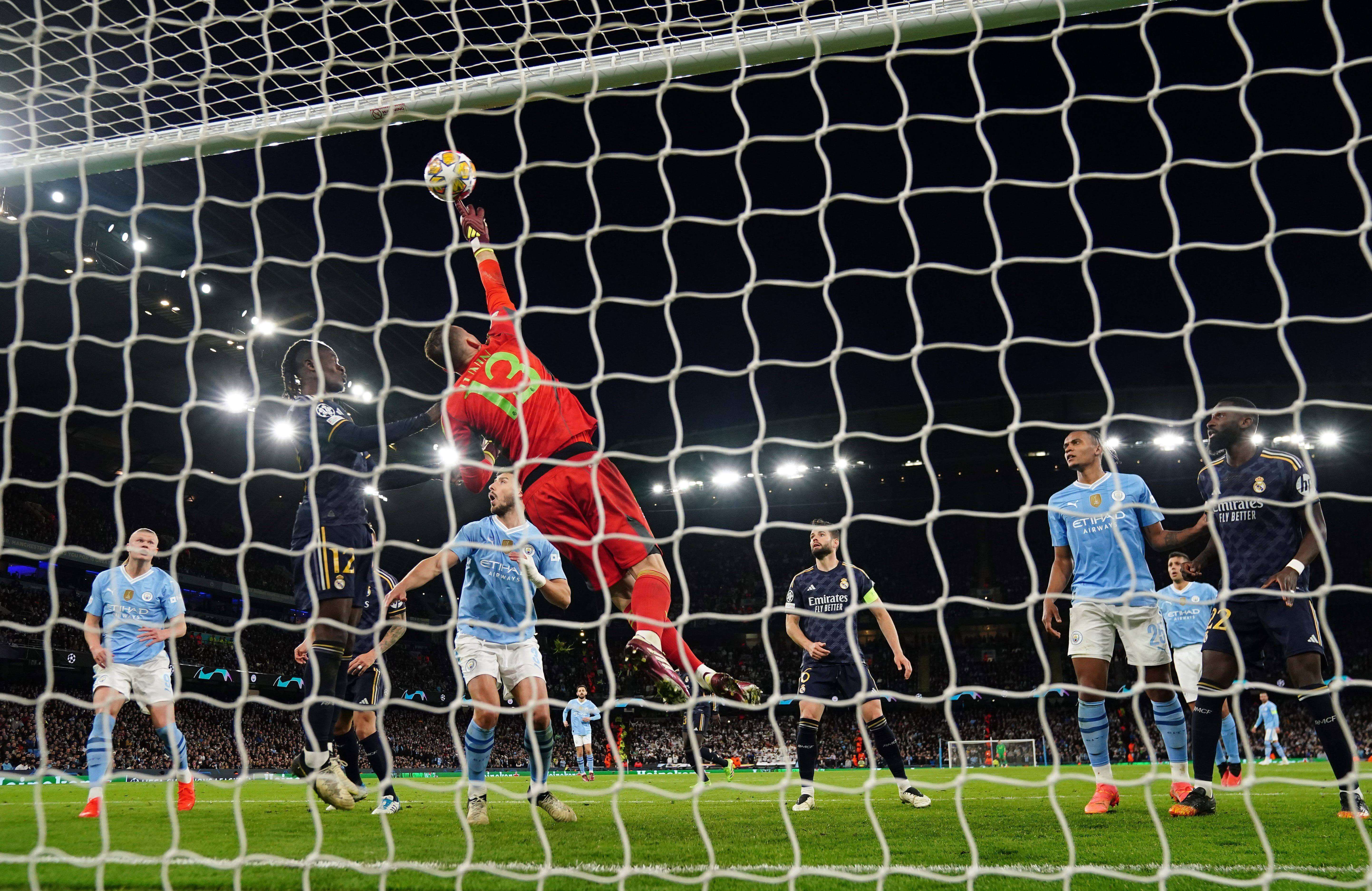 Andriy Lunin en una parada ante el City