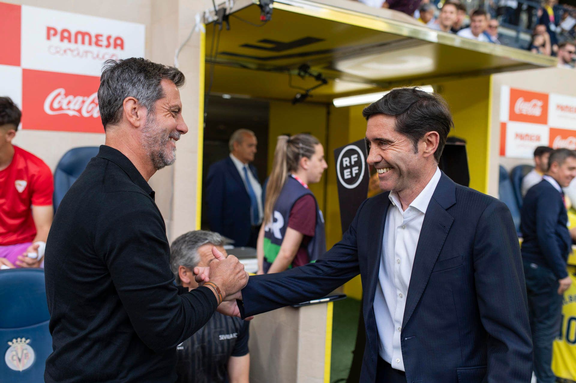  Quique Sánchez Flores, saludando a Marcelino.