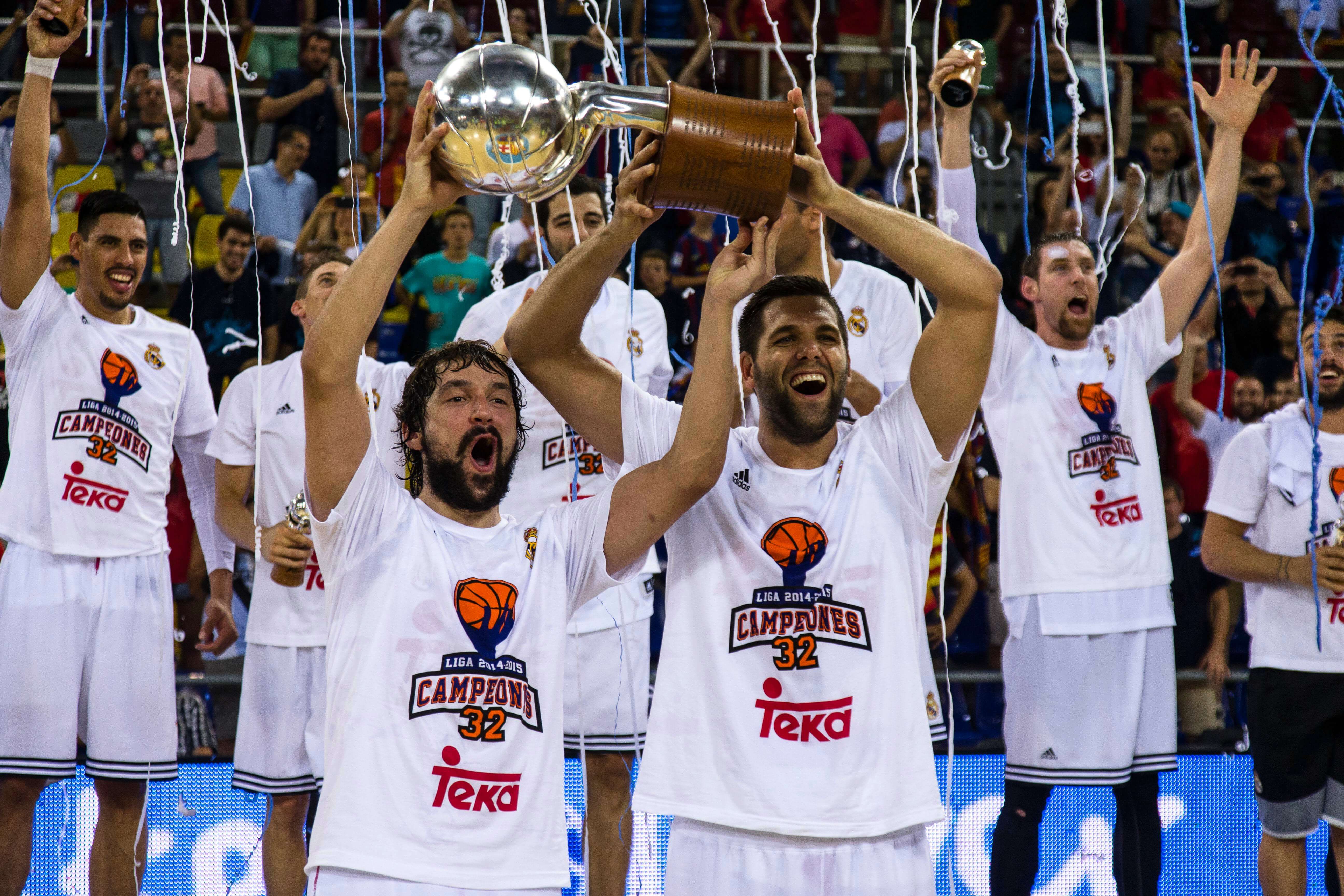Sergio Llull y Felipe Reyes levantando la Liga Endesa 2014/15