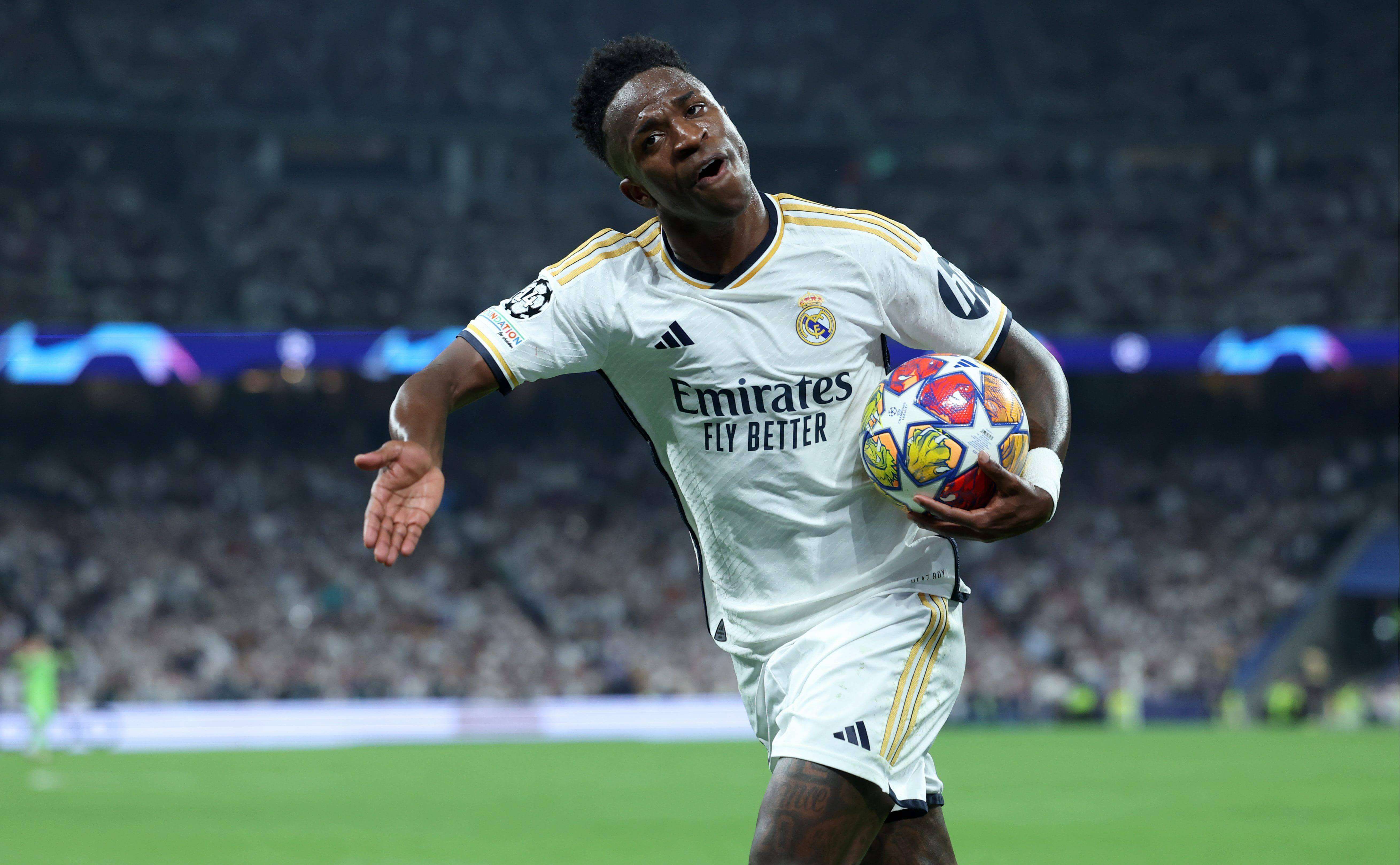  Vinicius Jr alentando a la grada. (Fuente: Cordon Press)