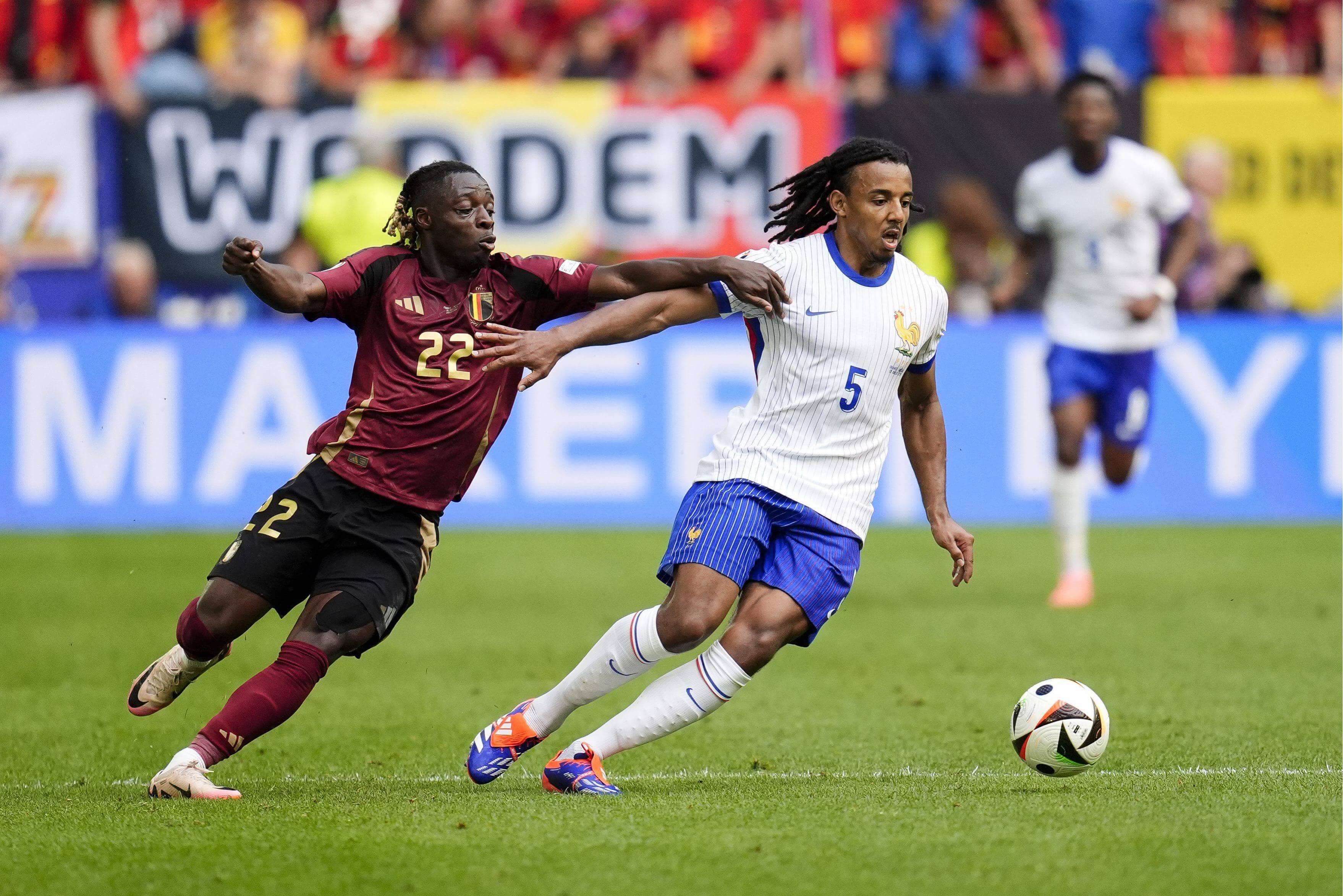  Jeremy Doku y Jules Koundé, en una jugada del Francia-Bélgica de la Eurocopa (FOTO: Cordón Press).
