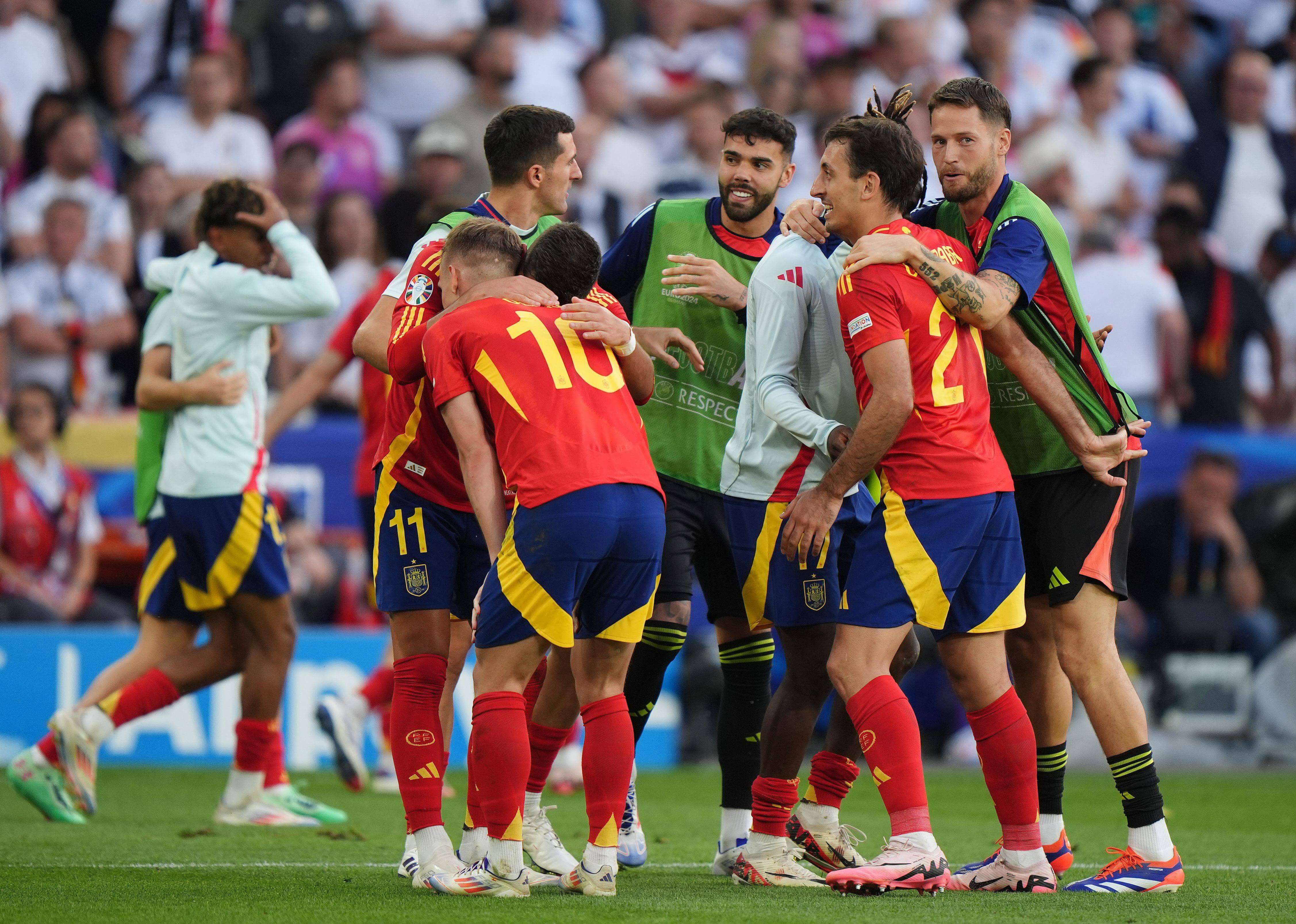  La Selección Española celebra el tanto de Mikel Merino