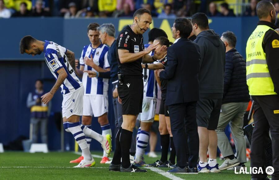  Cuadra Fernández conversa con Marcelino en el Villarreal-Real Sociedad (FOTO: LALIGA).