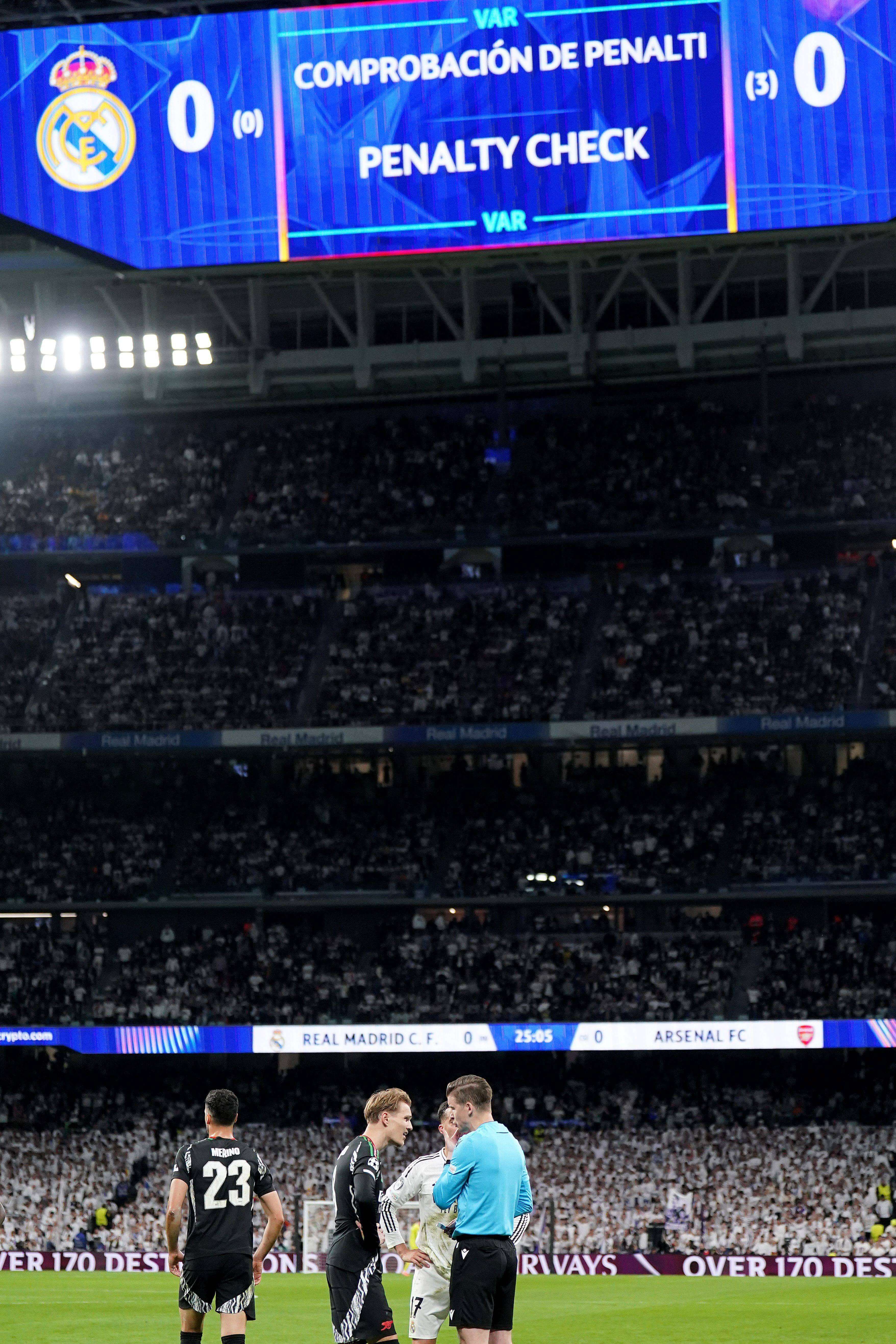  La revisión del penalti en el Bernabéu (Cordon Press)