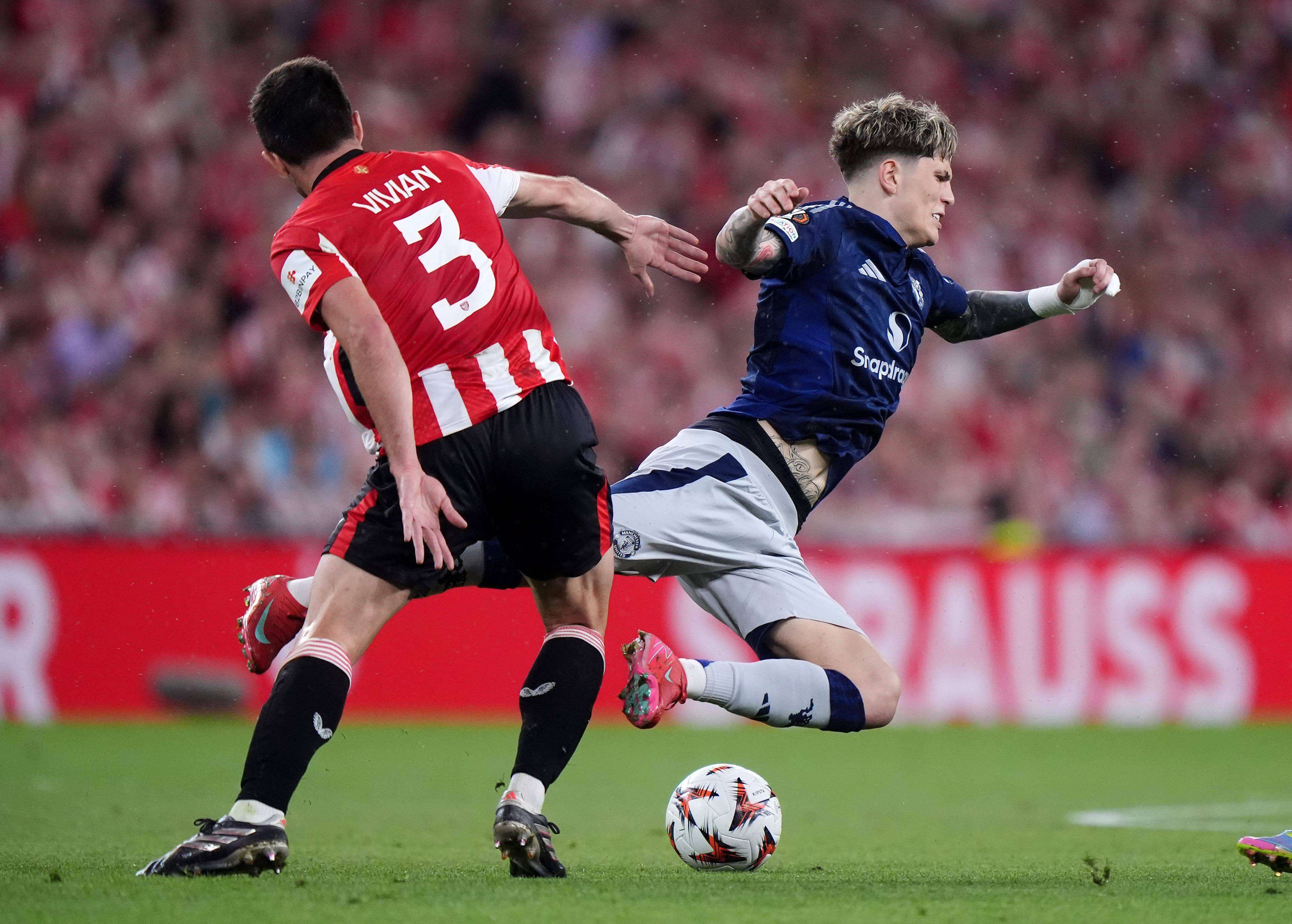  Vivian y Garnacho, en una jugada del Athletic-Manchester United (FOTO: Cordón Press).
