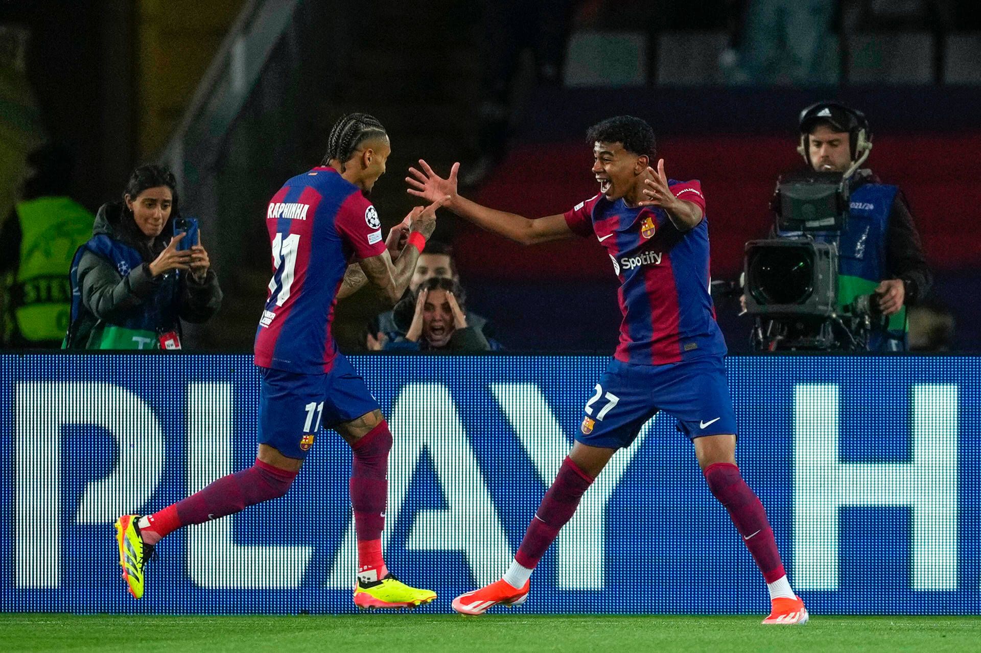  Lamine Yamal celebrando el gol de Raphinha en el Barcelona-PSG.