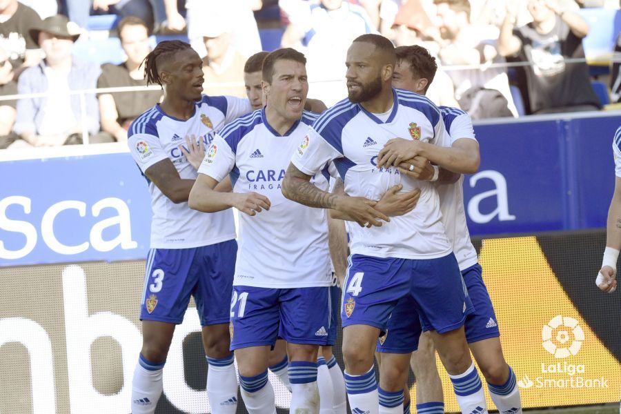  Bebé recibe la felicitación de sus compañeros tras marcarle al Huesca.