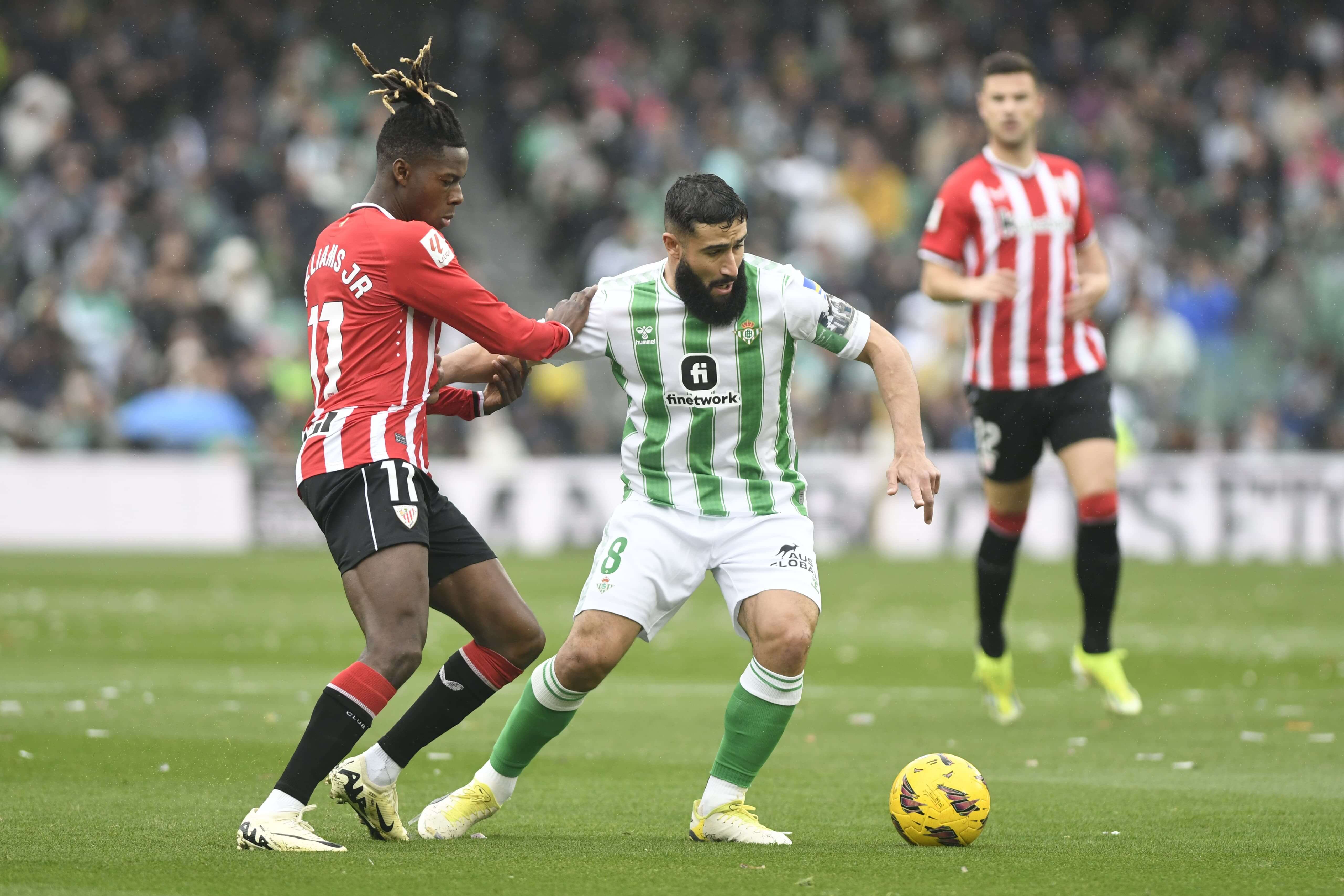  Fekir protege la pelota frente a Nico Williams (foto: Kiko Hurtado).
