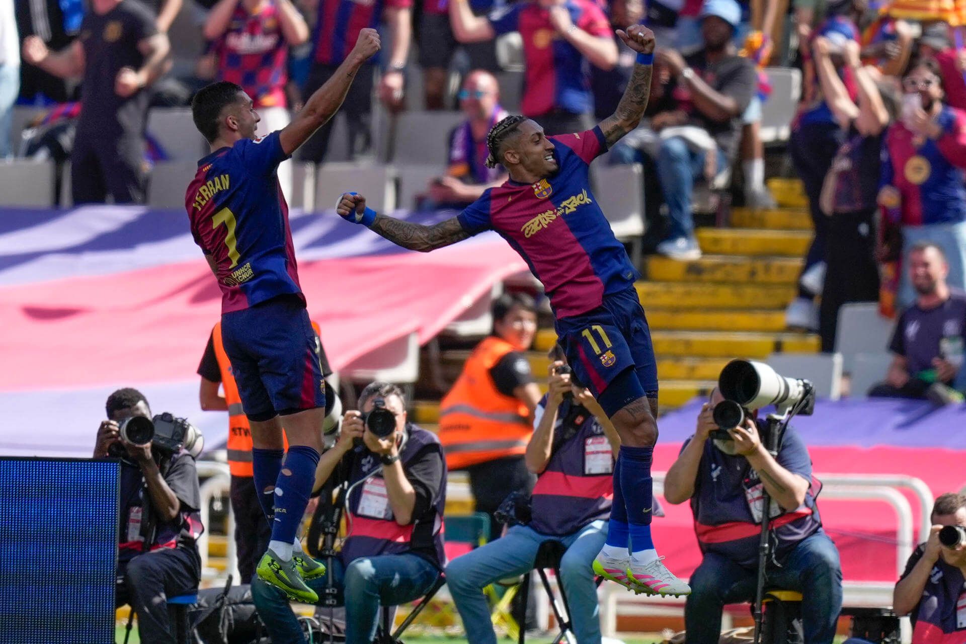  Raphinha celebrando la remontada junto a Ferran Torres (EFE)