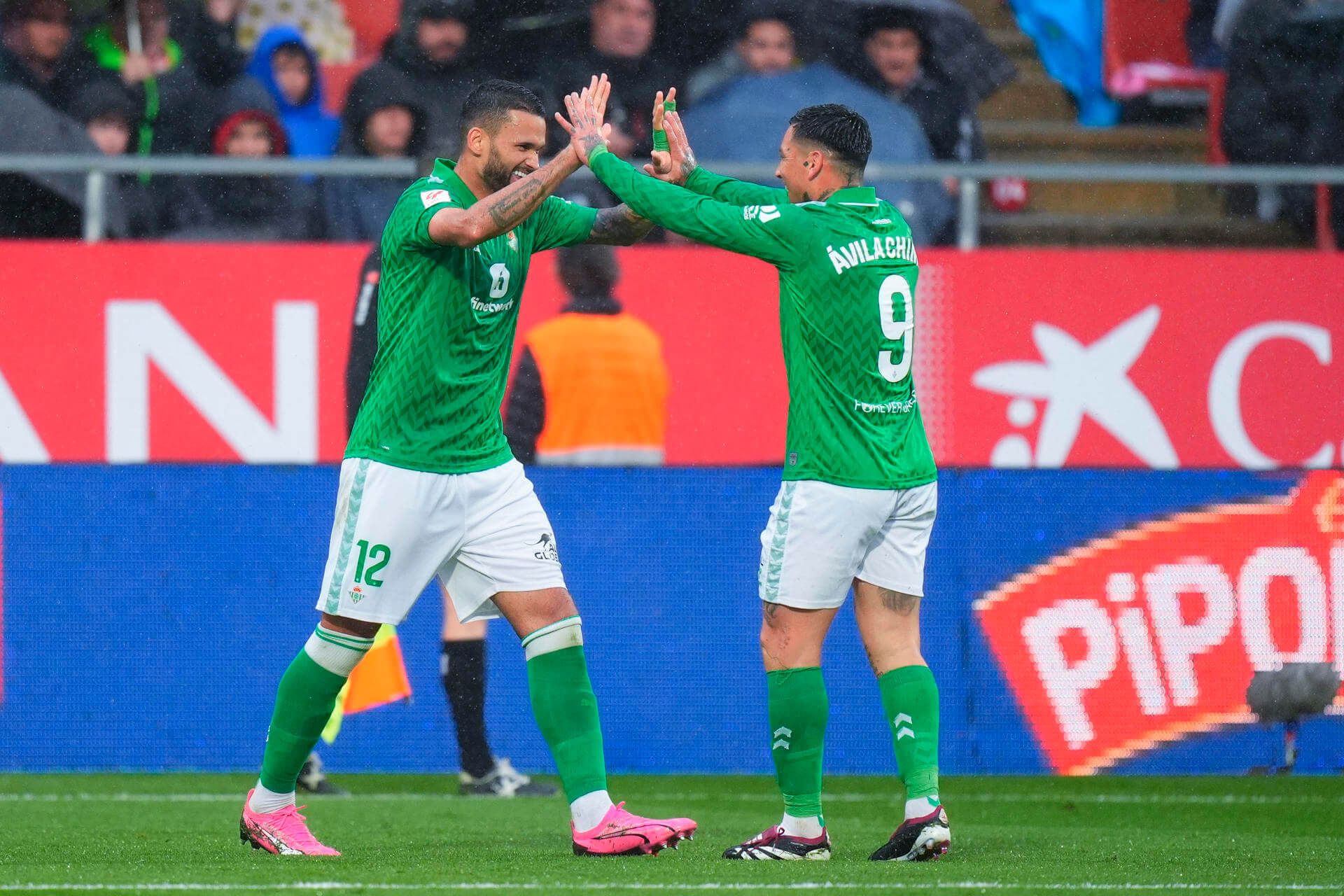 Willian José, celebrando uno de sus goles con el Chimy Ávila.
