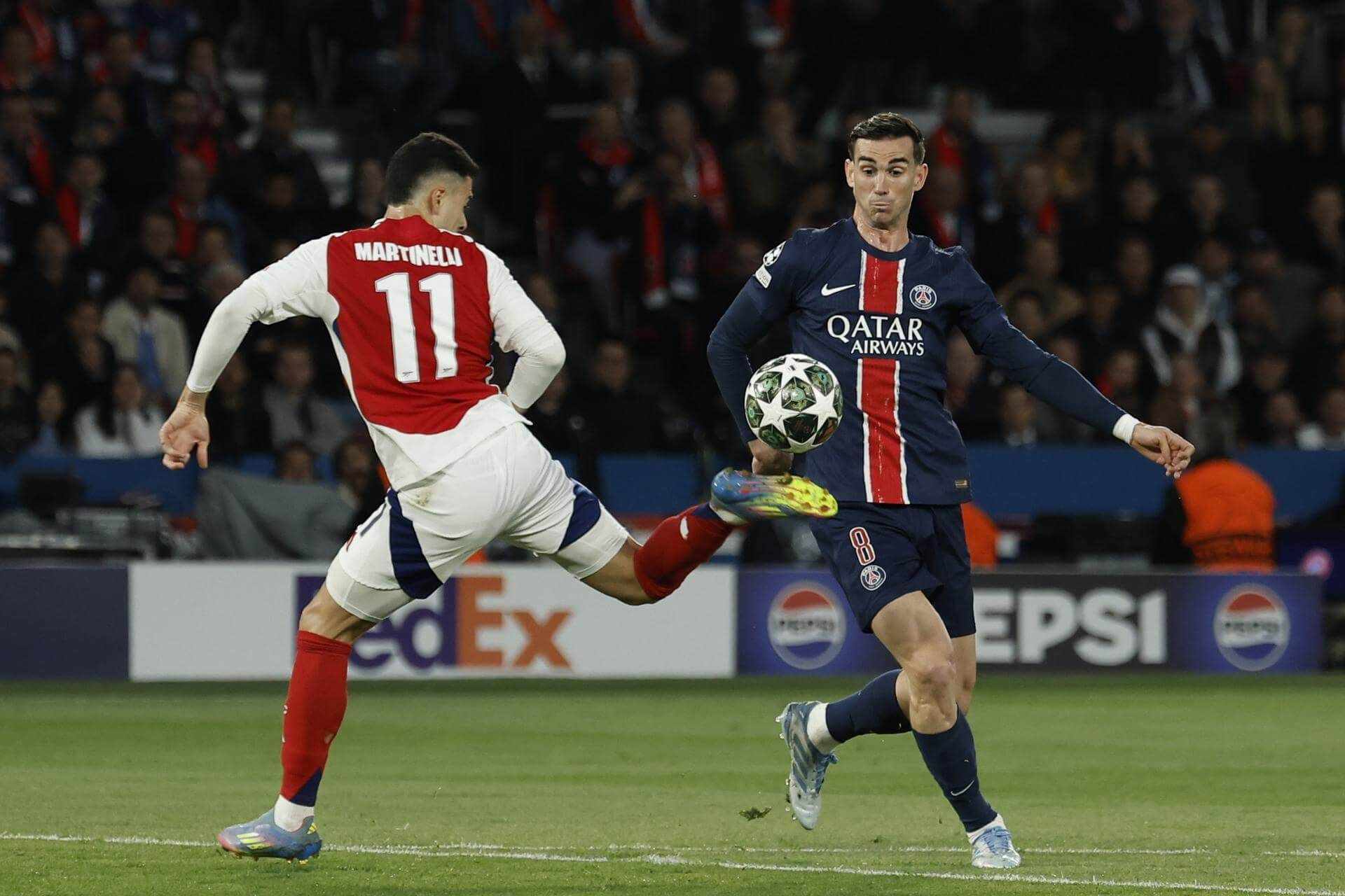 Fabián Ruiz en el momento del control ante Martinelli (EFE)