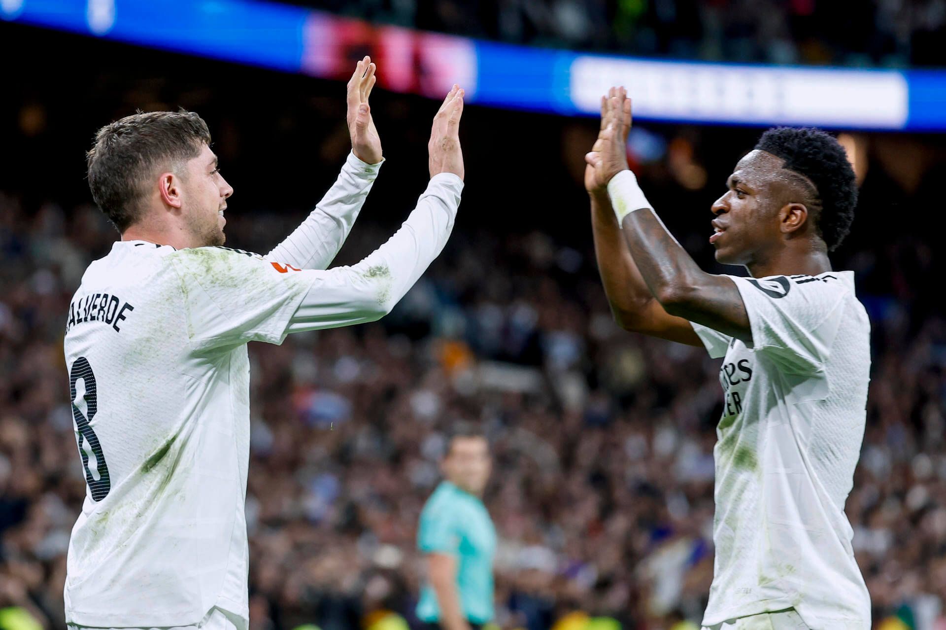  Vinicius felicitando a Fede Valverde por su gol ante el Athletic (EFE)
