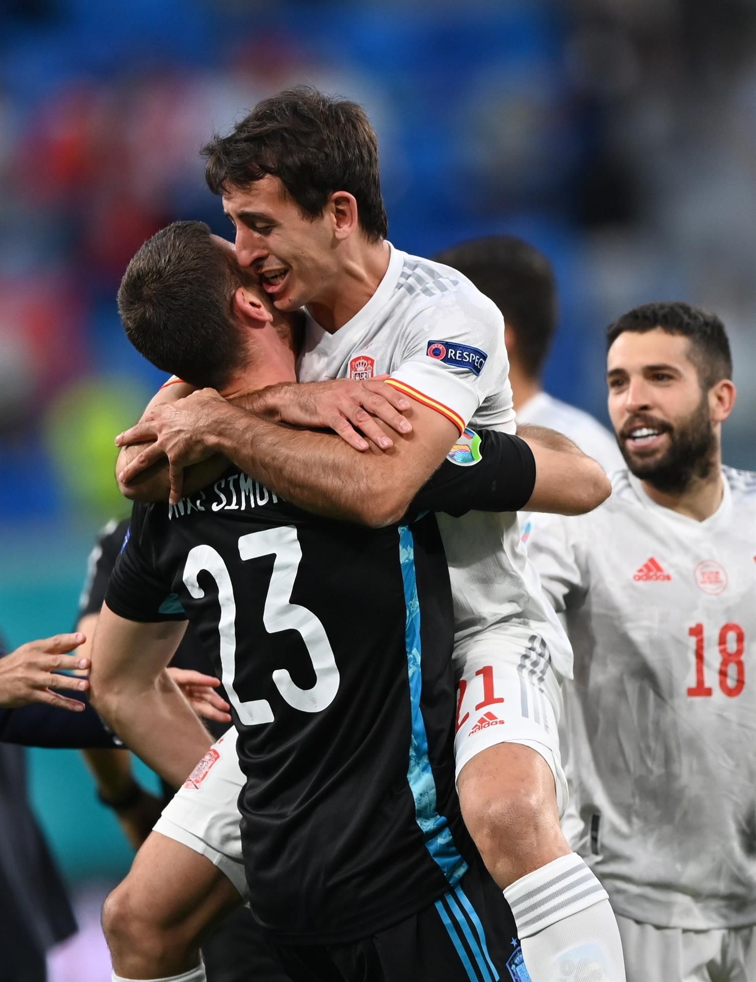  Oyarzabal se abraza a Unai Simón tras el pase a semifinales de España.