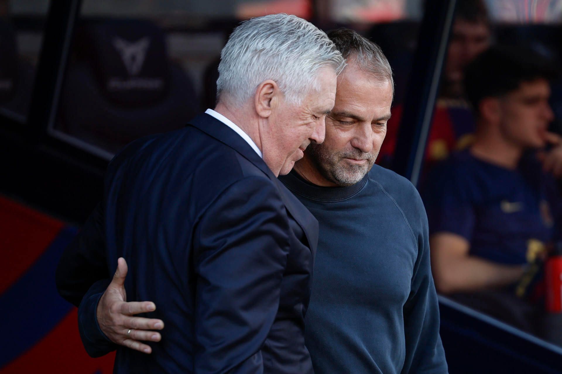 Carlo Ancelotti abrazándose con Hansi Flick (EFE)