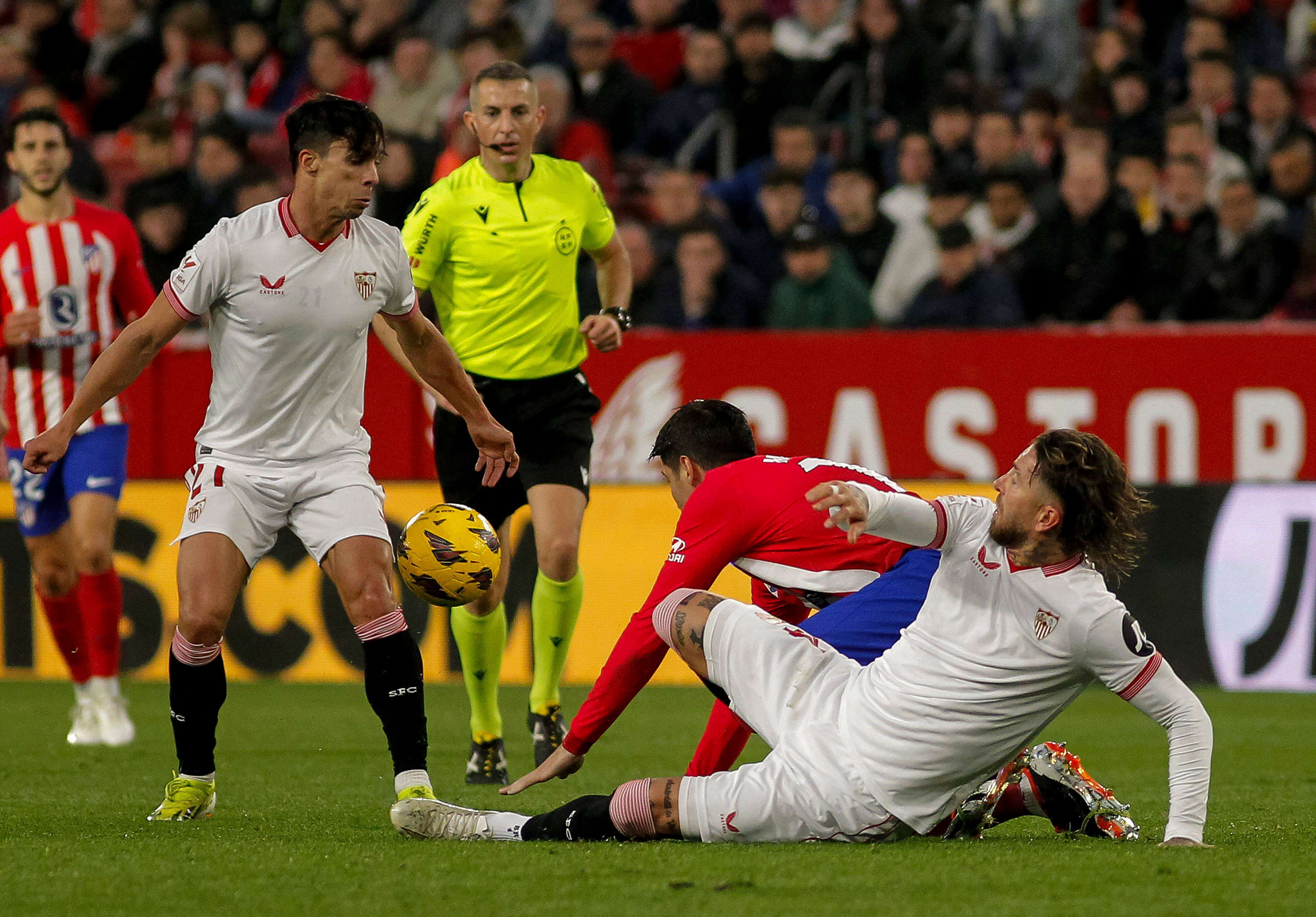 Óliver Torres y Sergio Ramos, ante el Atlético de Madrid.